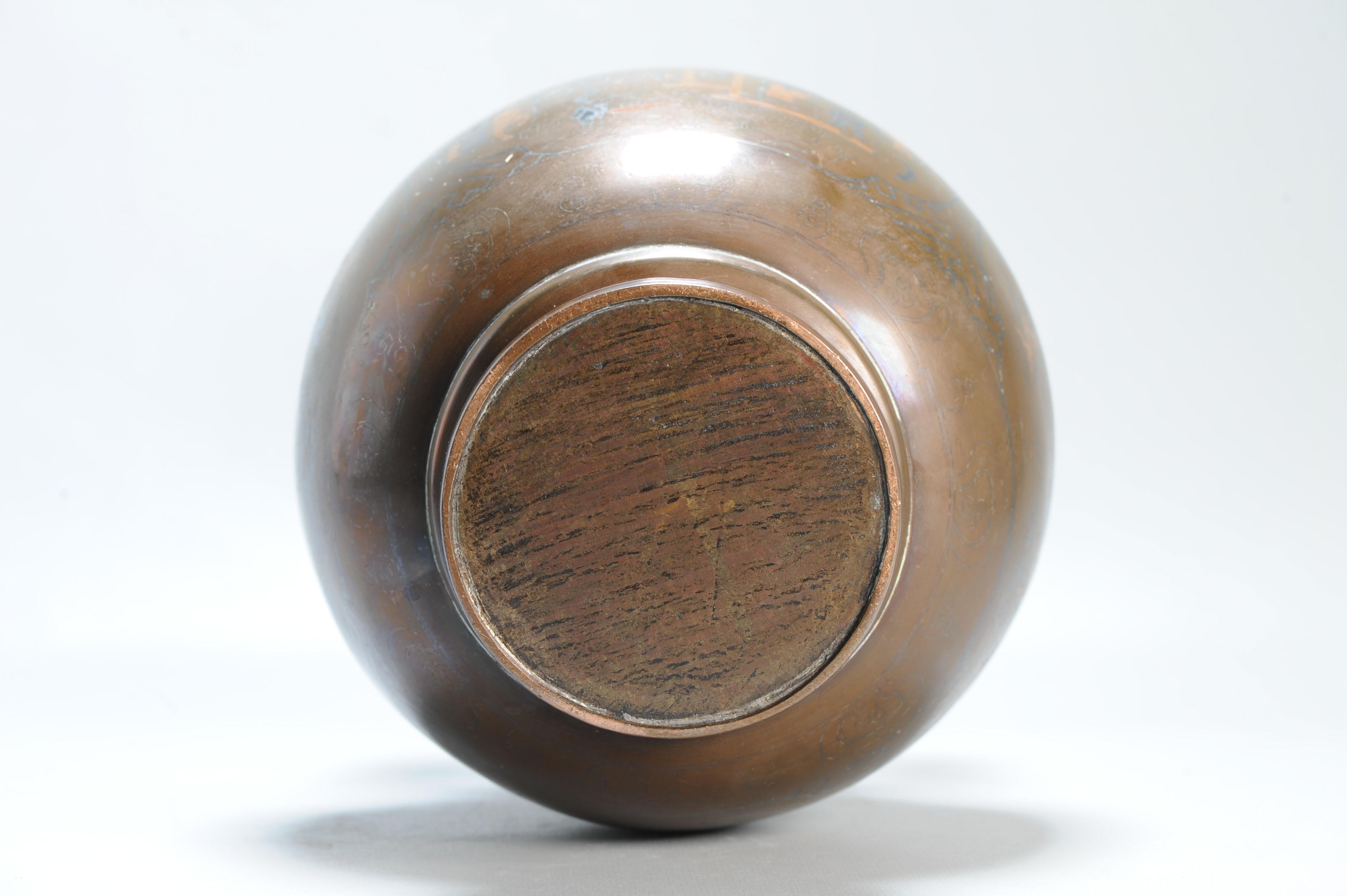 Émail Ancien vase vietnamien du 19e siècle en métal incrusté Symboles figuratifs en argent du Vietnam en vente