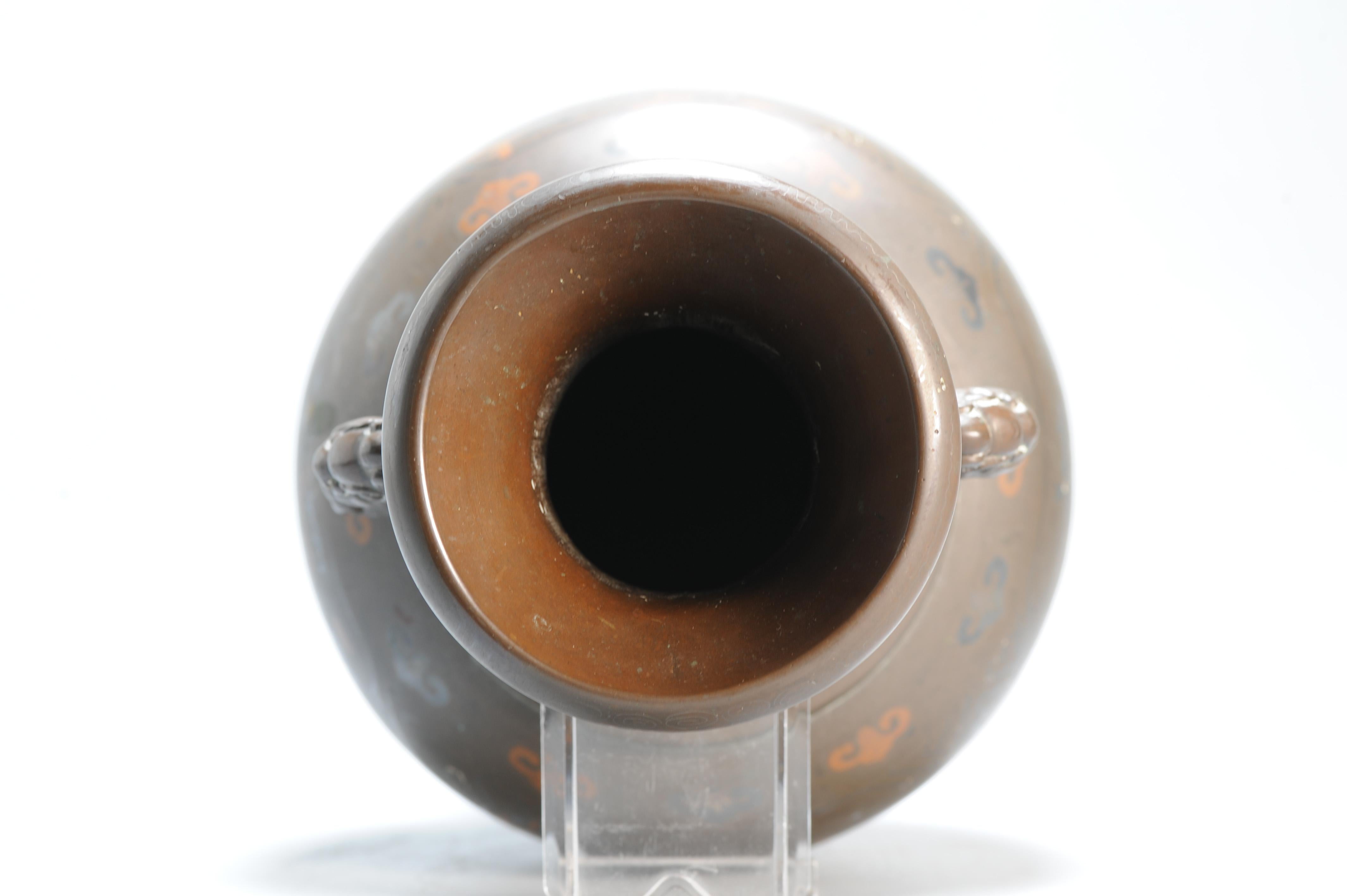 Ancien vase vietnamien du 19e siècle en métal incrusté Symboles figuratifs en argent du Vietnam en vente 2