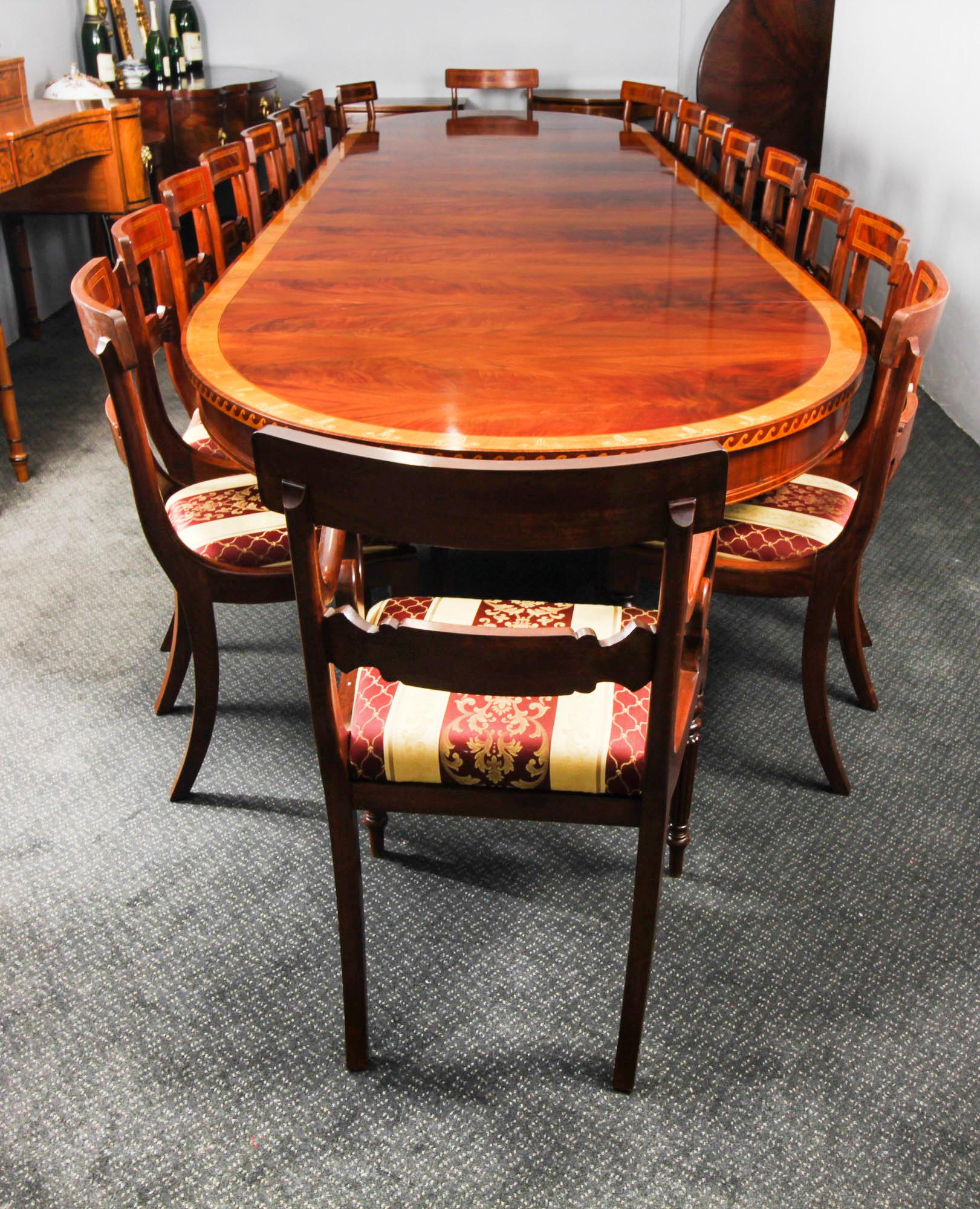 Se trata de una fabulosa mesa de comedor extensible francesa antigua, ovalada, de caoba flameada e incrustaciones de marquetería, fechada hacia 1880, con un juego a juego de veinte incrustaciones.  sillas de comedor,.
 
Esta enorme mesa de 19 pies