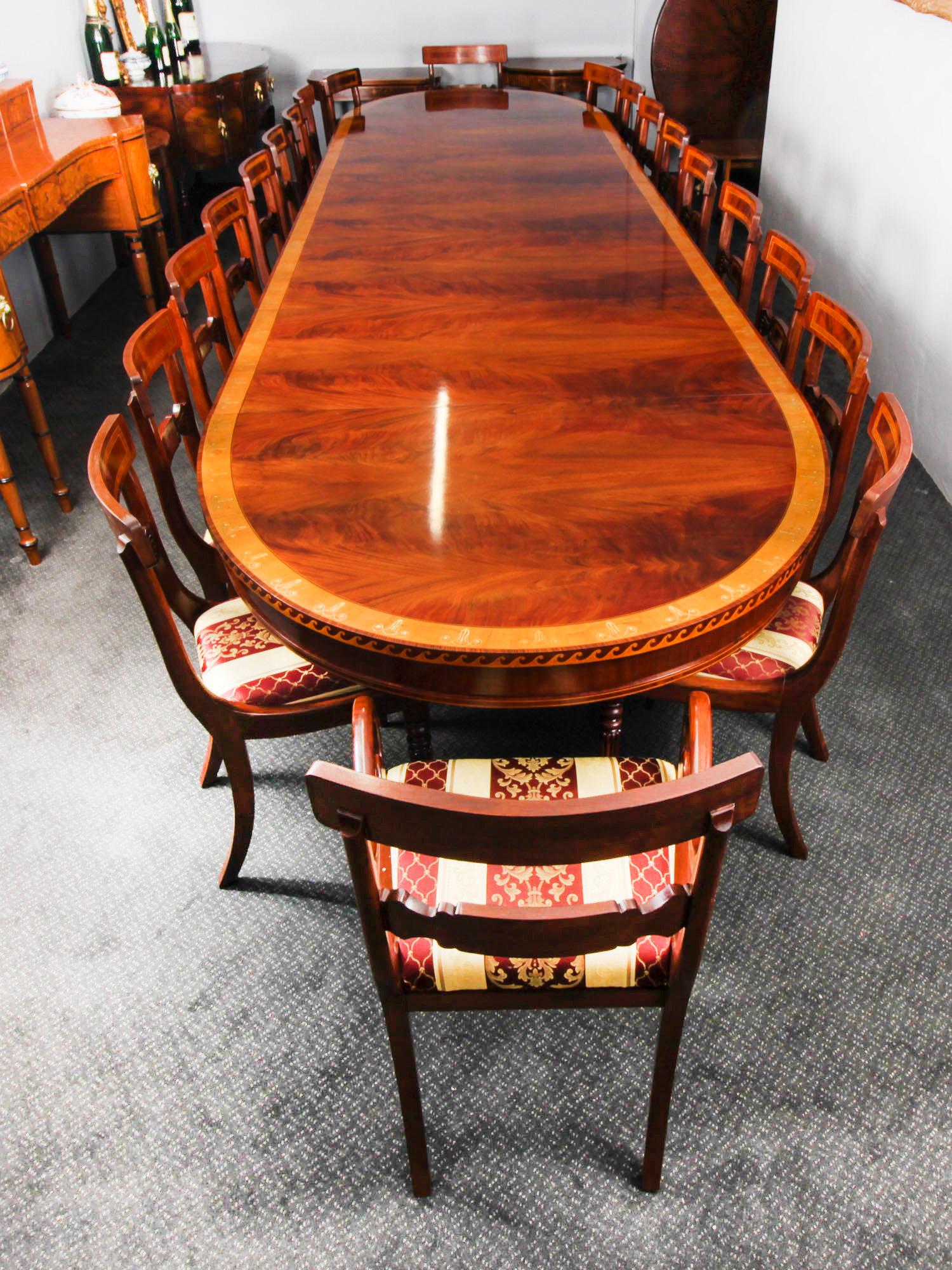 Antigua Mesa de Comedor Extensible Ovalada de 19 pies c.1880 y 20 Sillas de Comedor Francés
