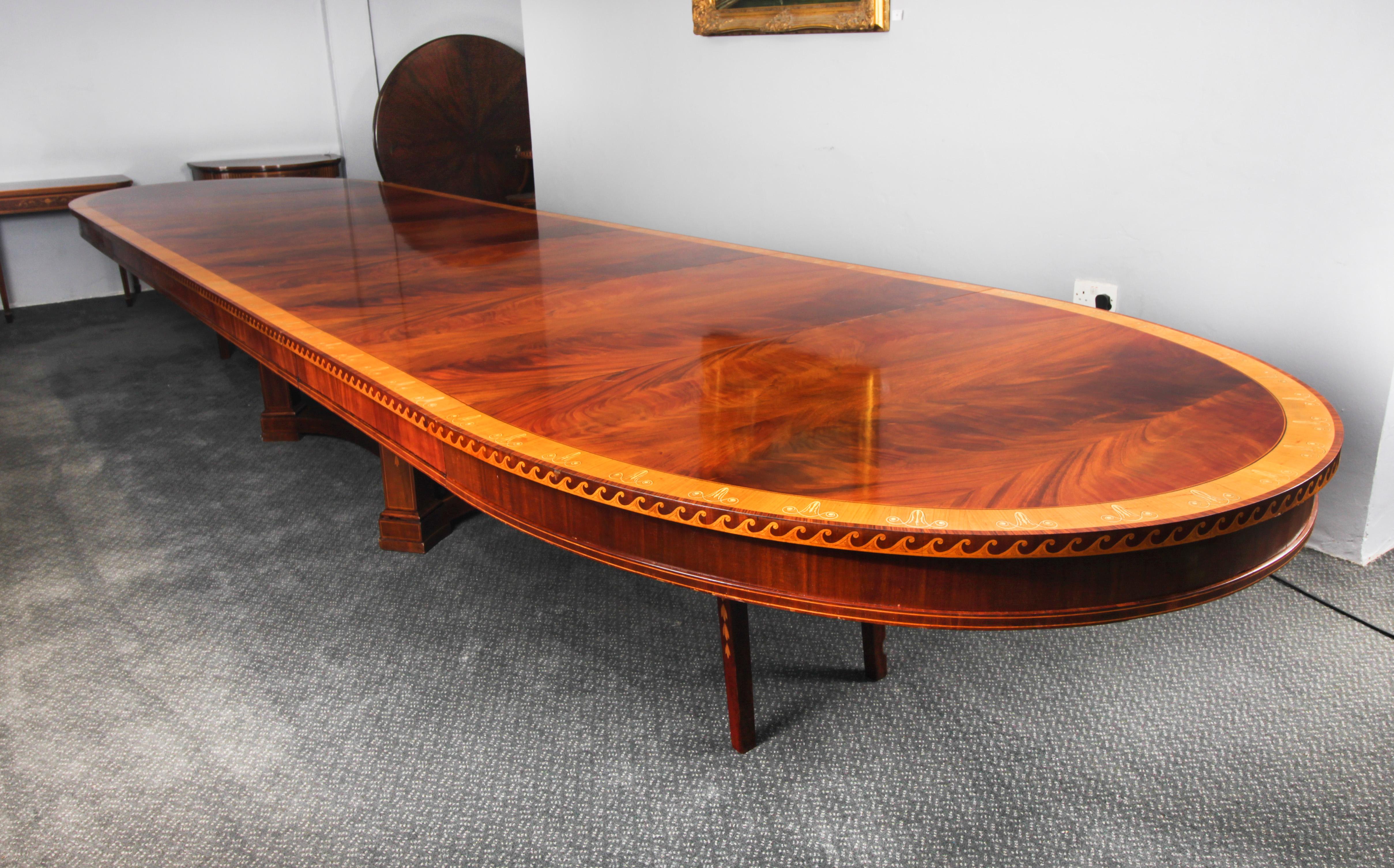 Antigua Mesa de Comedor Extensible Ovalada de 19 pies c.1880 y 20 Sillas de Comedor Fines del siglo XIX