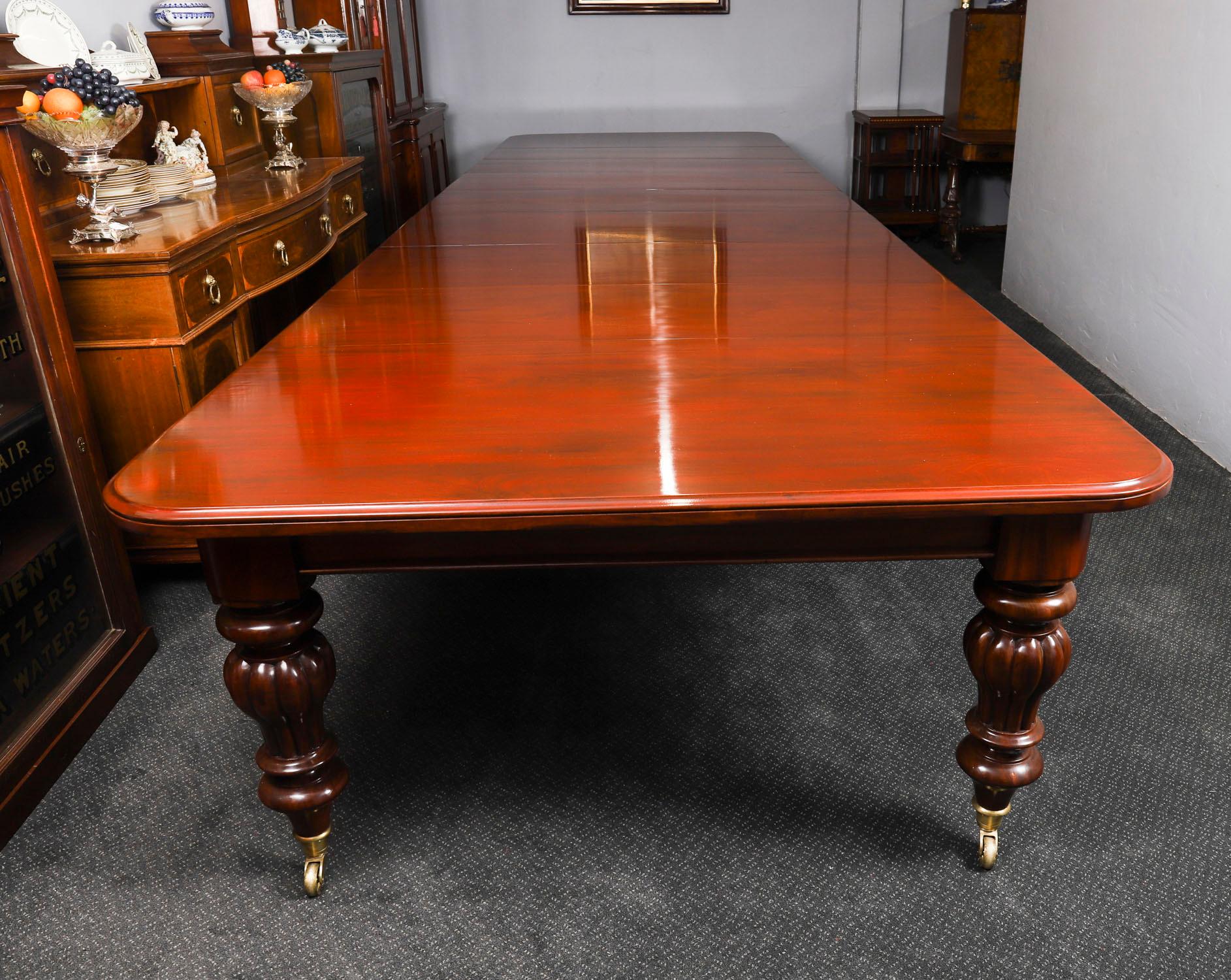 Si tratta di un monumentale tavolo da pranzo in mogano massiccio di William Williams di 19 piedi che può ospitare venti persone ed è anche ideale per essere utilizzato come tavolo da conferenza, datato circa 1830.

Questo bellissimo tavolo è in