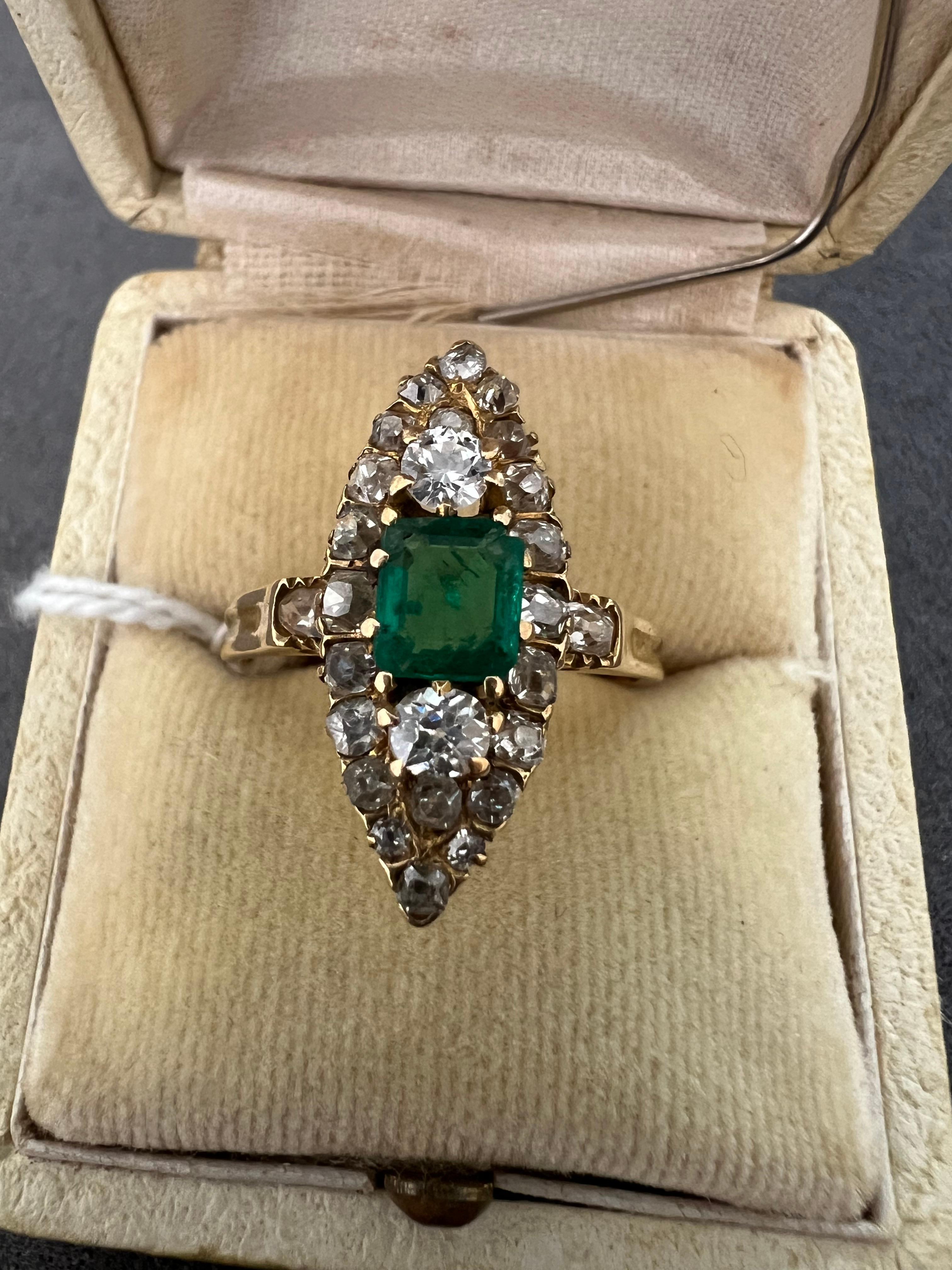 Questo anello Navette è stato realizzato a mano a Lisbona, in Portogallo, all'inizio del XX secolo. La pietra centrale è uno smeraldo naturale di circa 1 etto ed è circondata da oltre 1 etto di diamanti naturali di vecchio taglio.

L'oro è l'oro