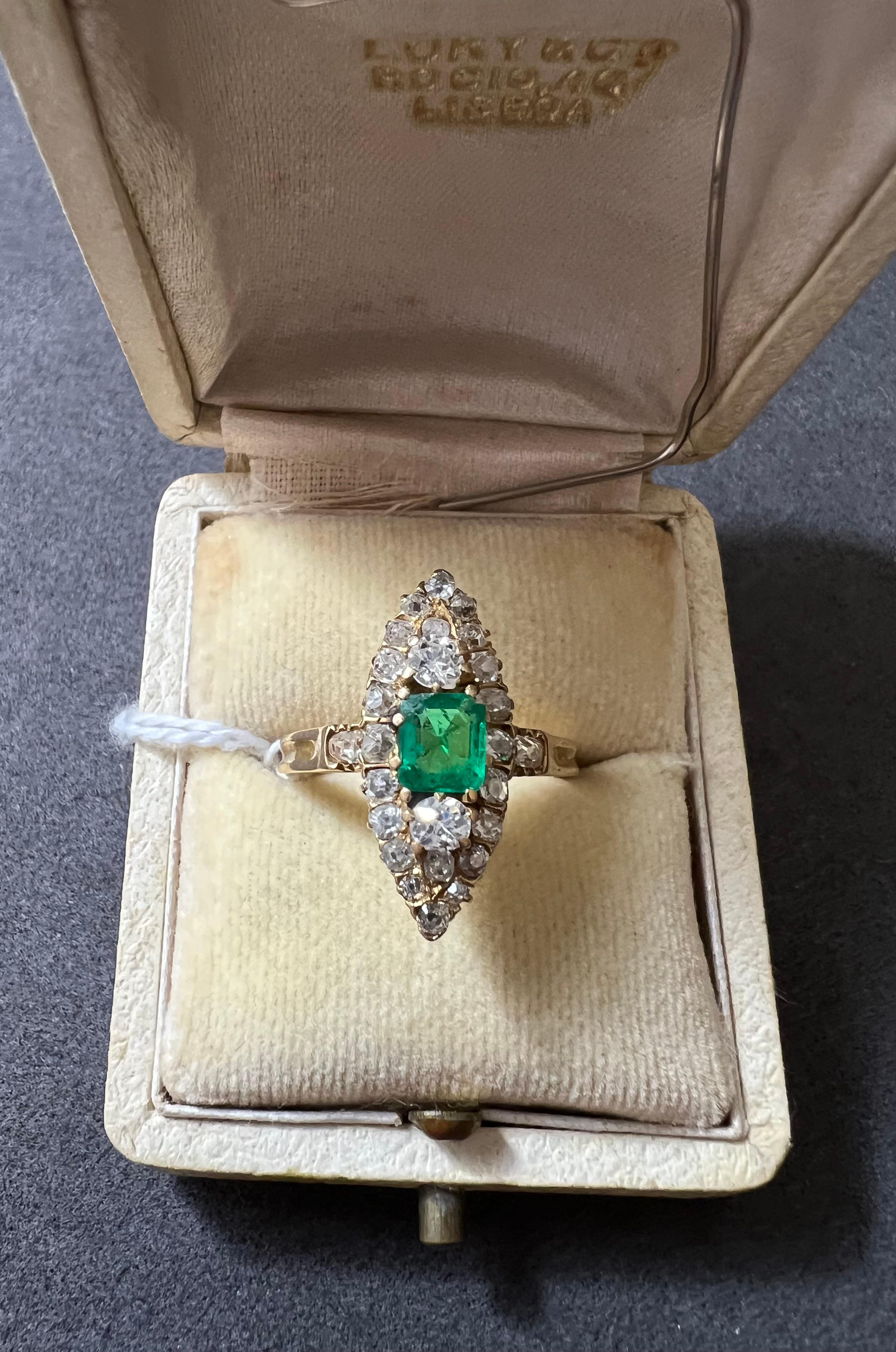 Belle Époque Anello antico in oro 19k con smeraldo e diamanti taglio antico a navette in vendita