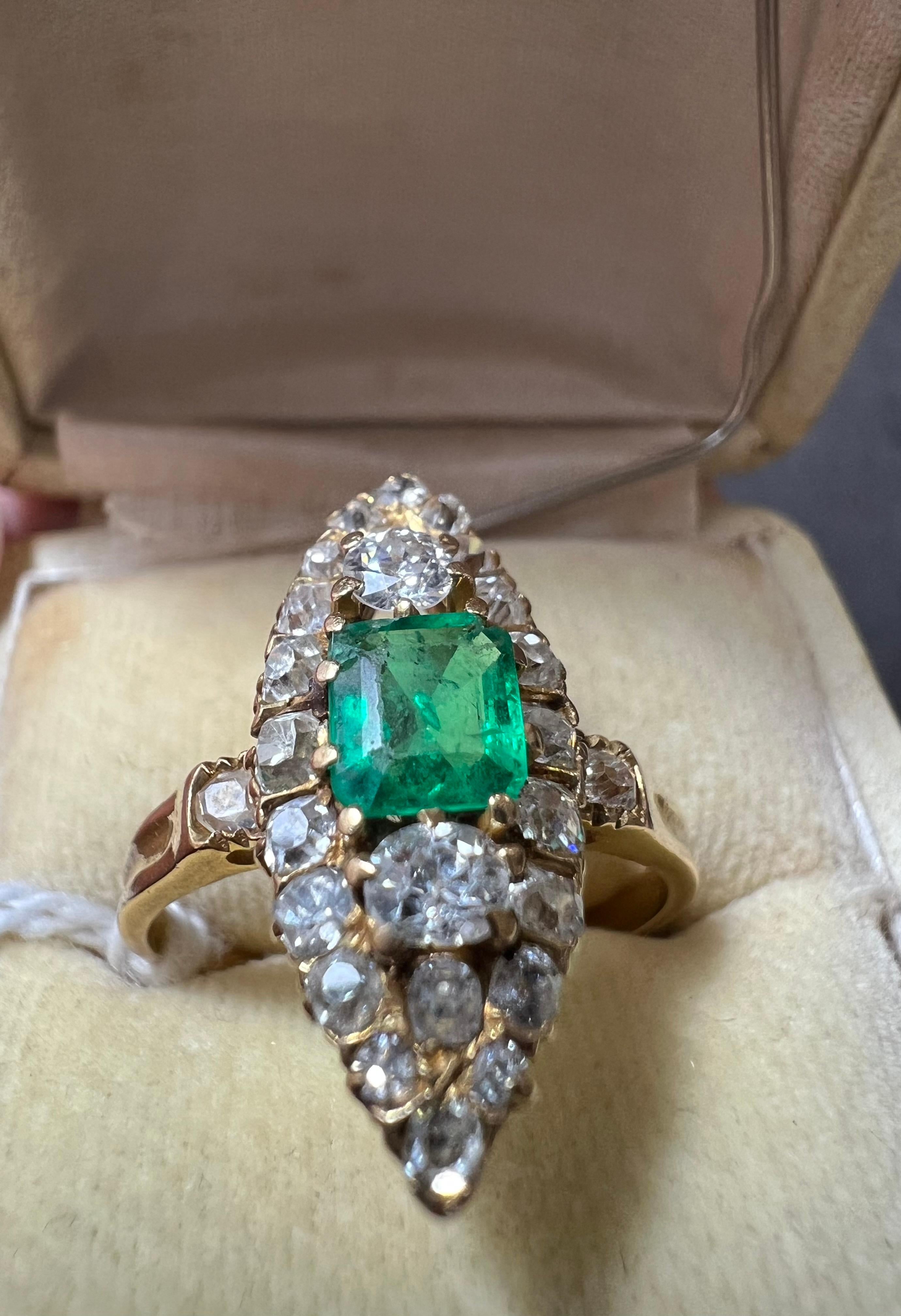 Taglio smeraldo Anello antico in oro 19k con smeraldo e diamanti taglio antico a navette in vendita