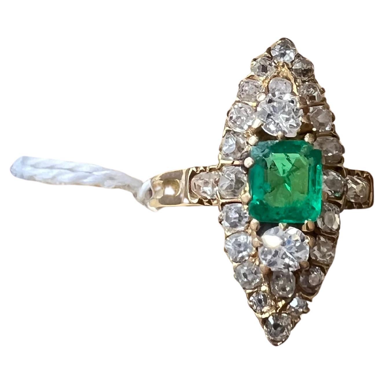 Anello antico in oro 19k con smeraldo e diamanti taglio antico a navette in vendita