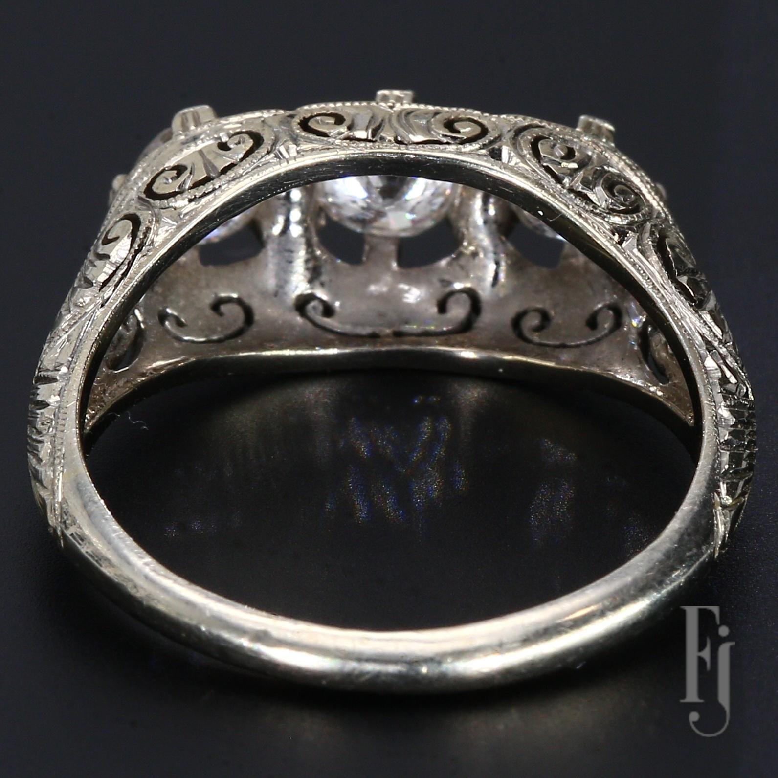 Taille vieille Europe Bague ancienne en or blanc 19k à trois pierres et diamants avec designs en filigrane - Taille 7.25 en vente