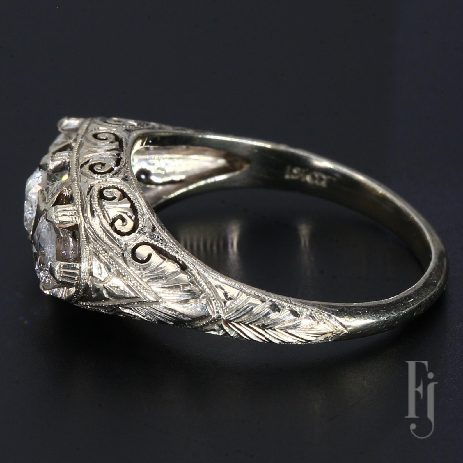 Bague ancienne en or blanc 19k à trois pierres et diamants avec designs en filigrane - Taille 7.25 État moyen - En vente à Scottsdale, AZ