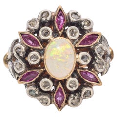 Bague cocktail ancienne en or jaune 19 carats, argent, opale et rubis