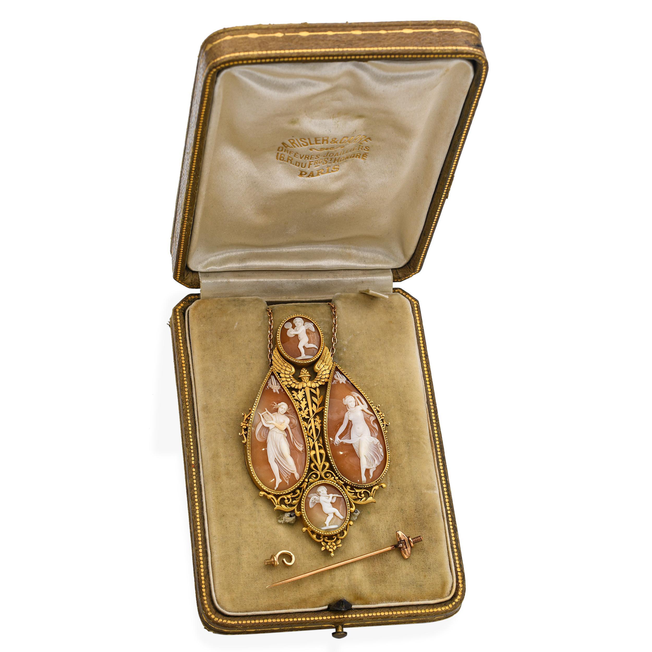 Chef-d'œuvre de l'art néoclassique, ce collier antique exceptionnel présente des camées en coquillage délicieusement sculptés représentant des maenades joyeuses et des chérubins espiègles dans des poses dynamiques et festives. Les camées sont sertis