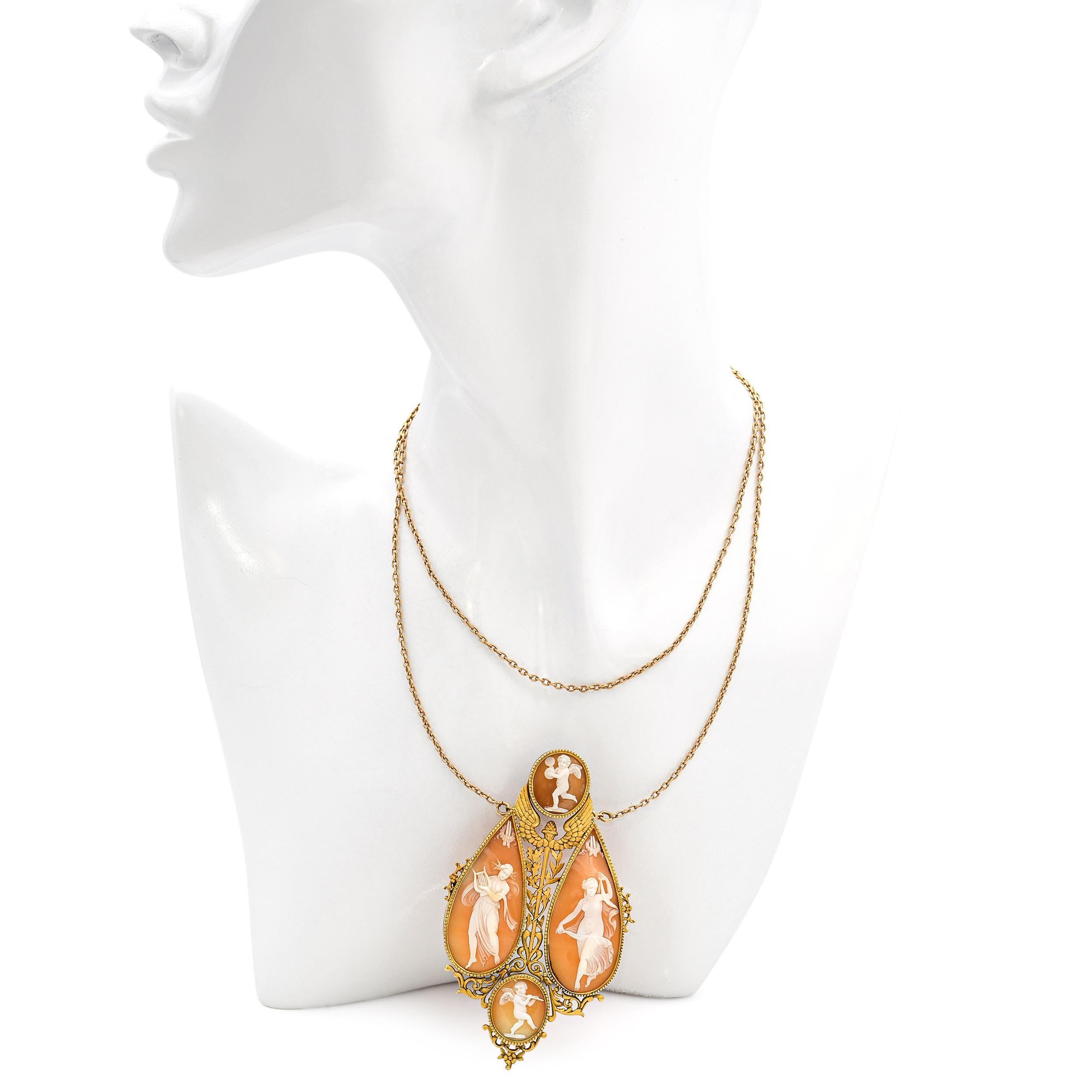 Néoclassique Collier camée ancien en or jaune 19k représentant des maenades et des chérubins dansant en vente