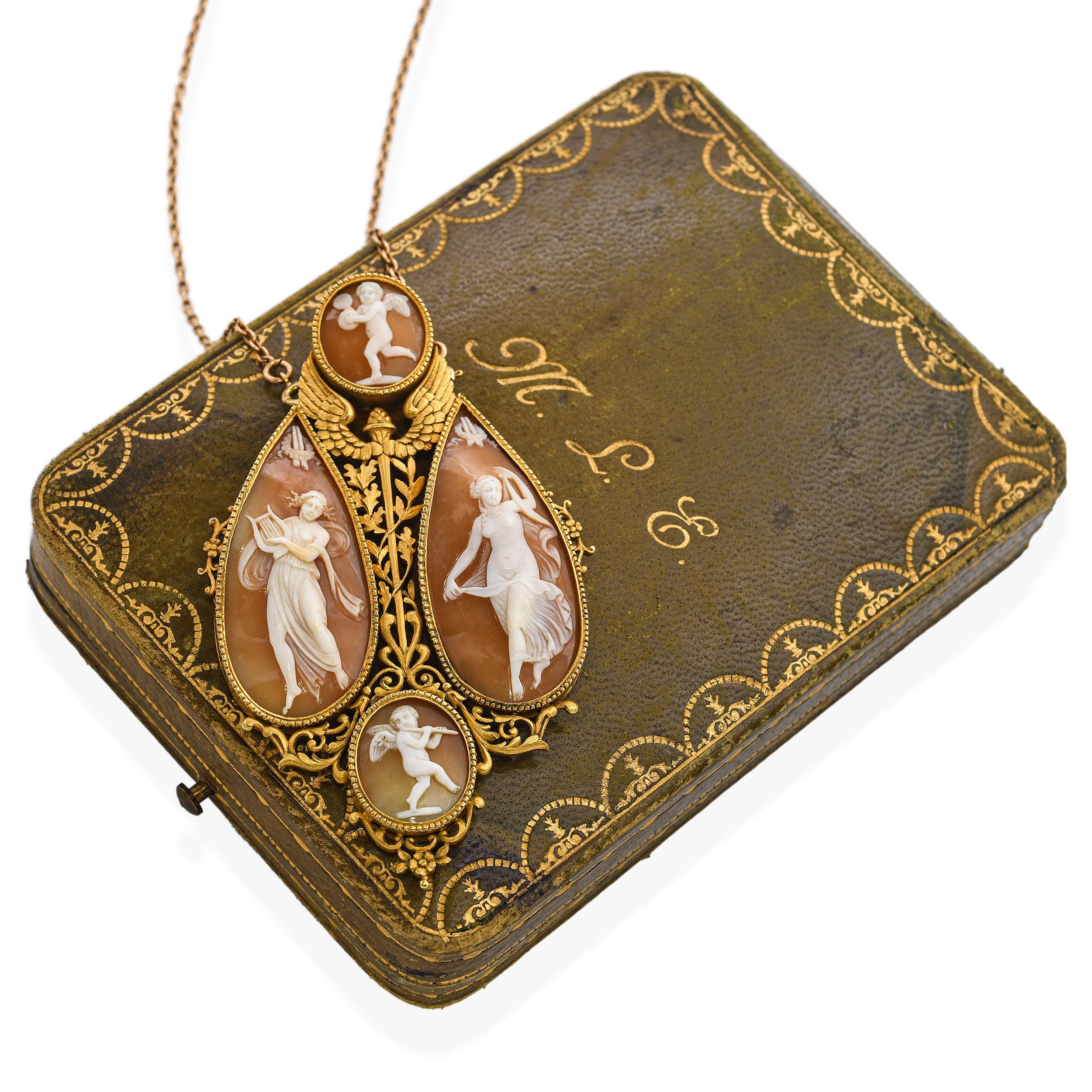 Collier camée ancien en or jaune 19k représentant des maenades et des chérubins dansant Bon état - En vente à New York, NY