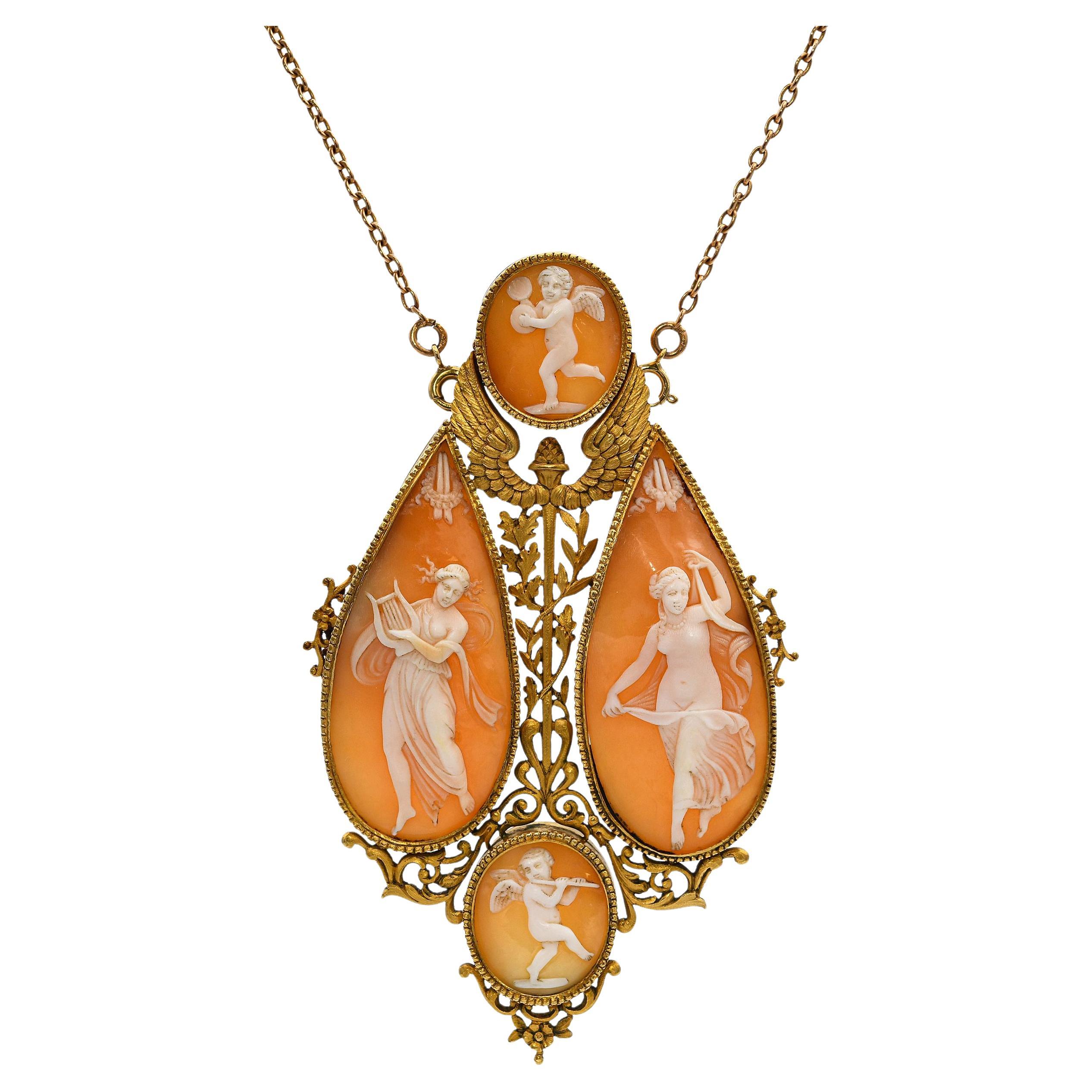 Collier camée ancien en or jaune 19k représentant des maenades et des chérubins dansant en vente
