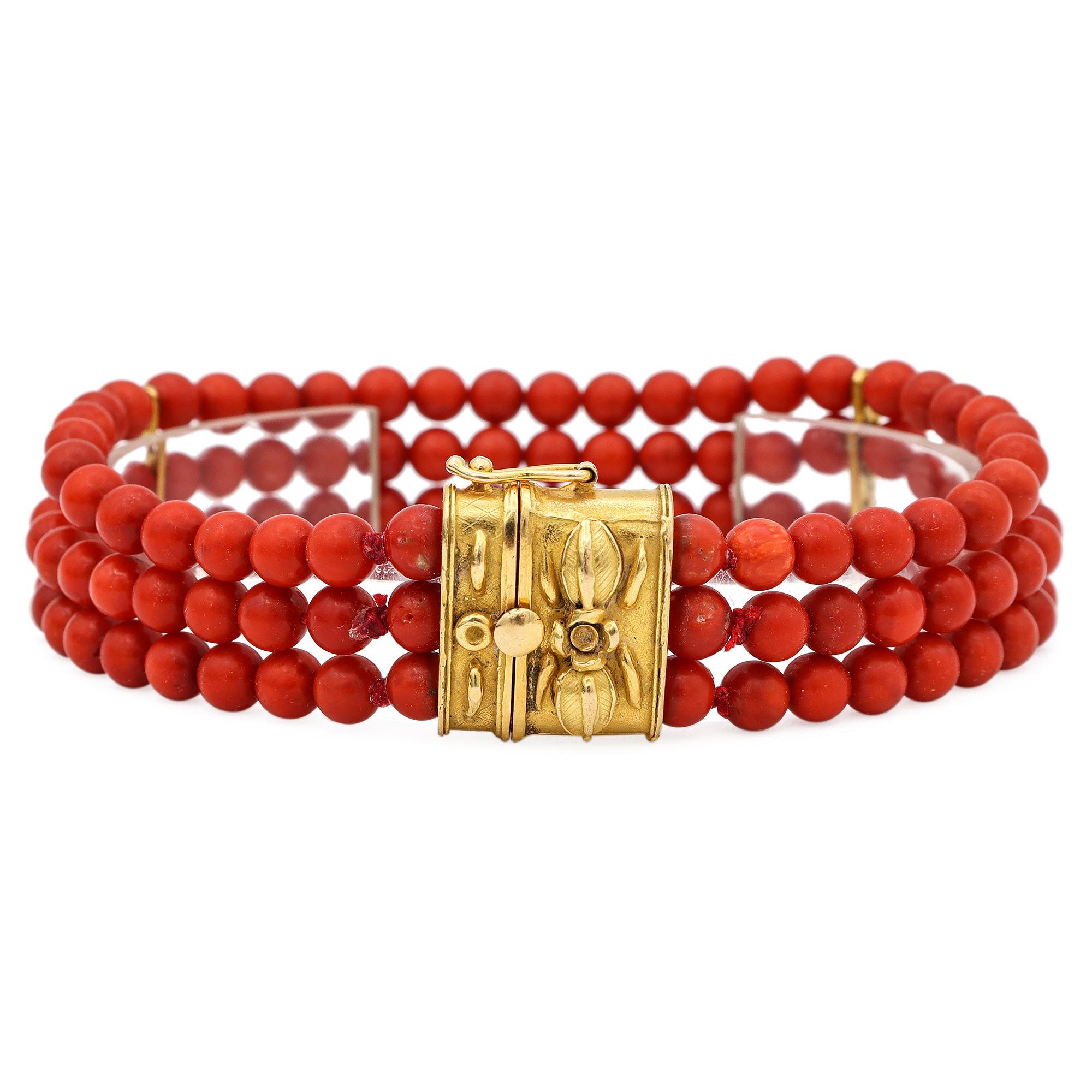 Ce bracelet ancien présente un rang de perles de corail rouge vibrant, élégamment enfilées et sécurisées par un riche fermoir en or jaune 19k. Le corail présente une teinte profonde et naturelle, prisée pour sa beauté organique et son importance