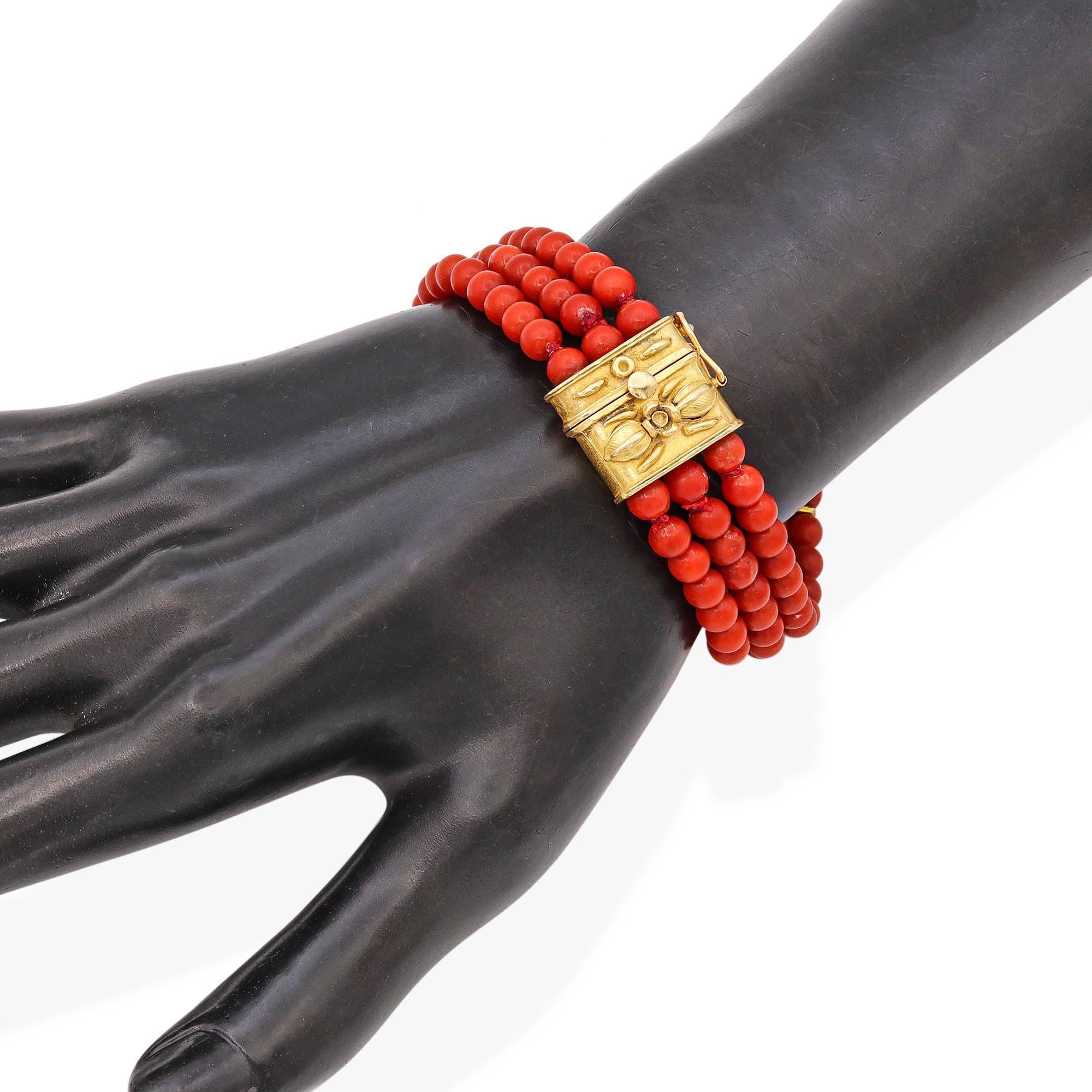Perle Bracelet ancien en or jaune 19 carats, corail rouge à trois perles en vente