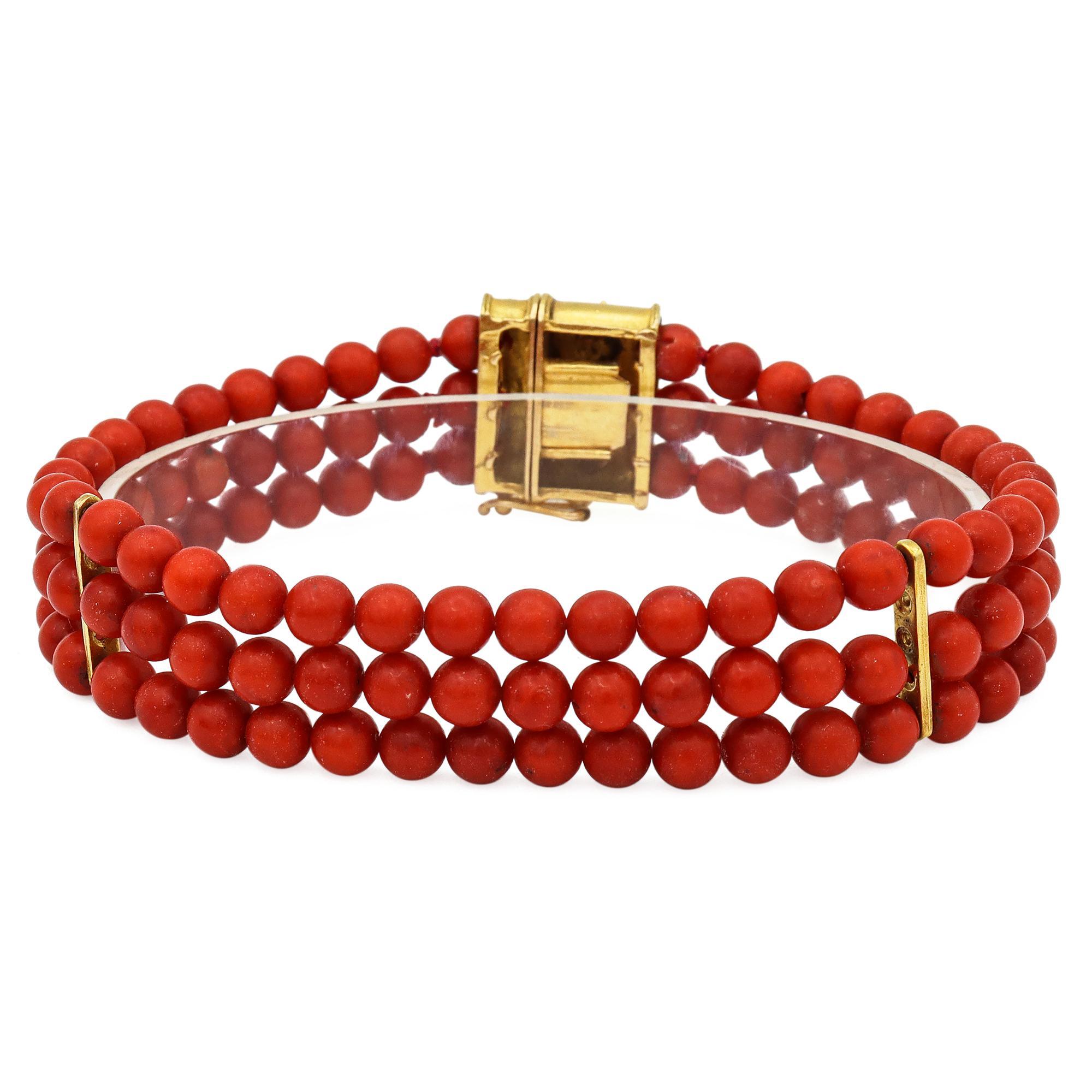 Bracelet ancien en or jaune 19 carats, corail rouge à trois perles Bon état - En vente à New York, NY
