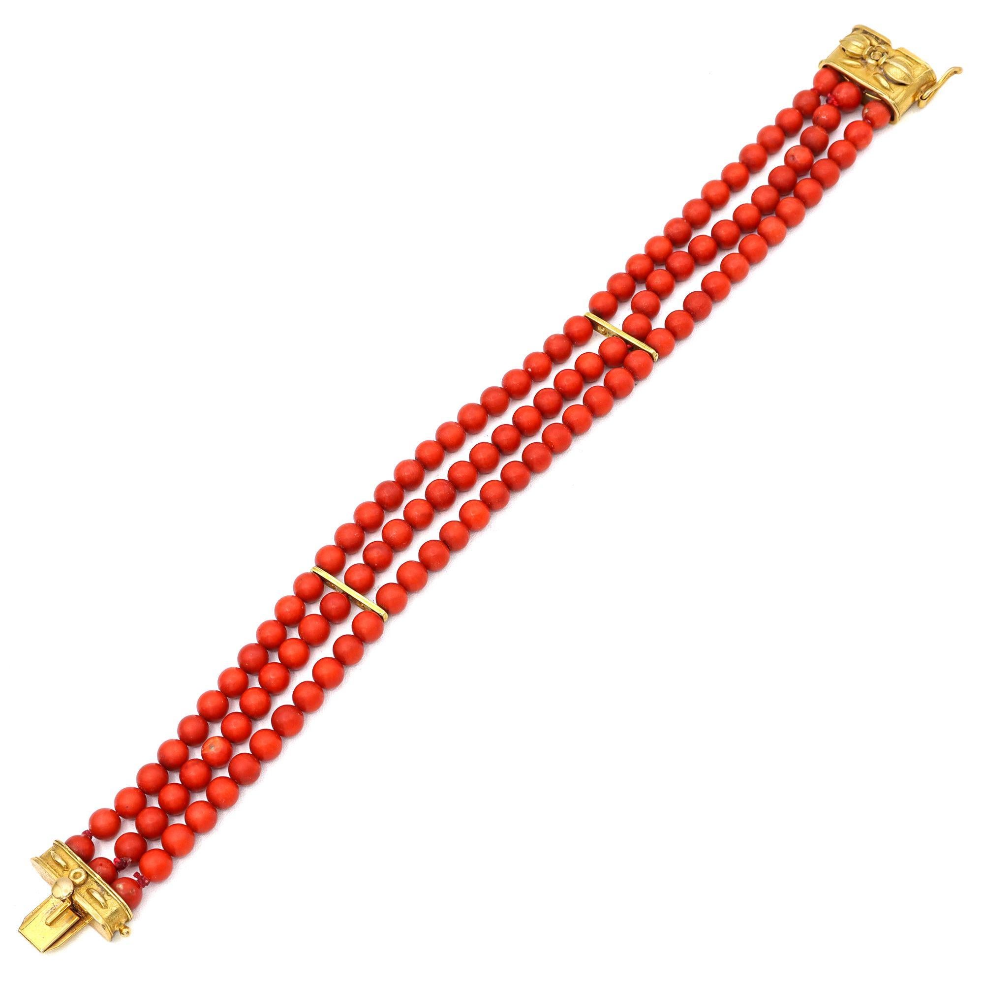 Bracelet ancien en or jaune 19 carats, corail rouge à trois perles en vente 1