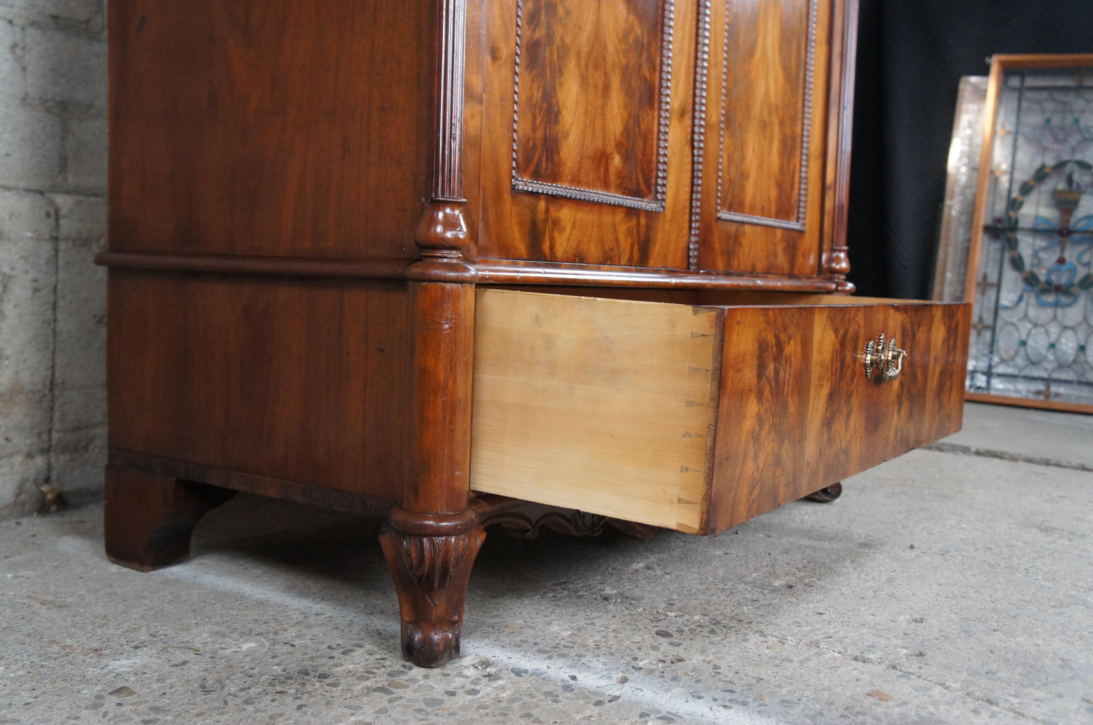 Ancienne armoire de style Empire américain crotch en acajou du 19ème siècle Press en vente 2