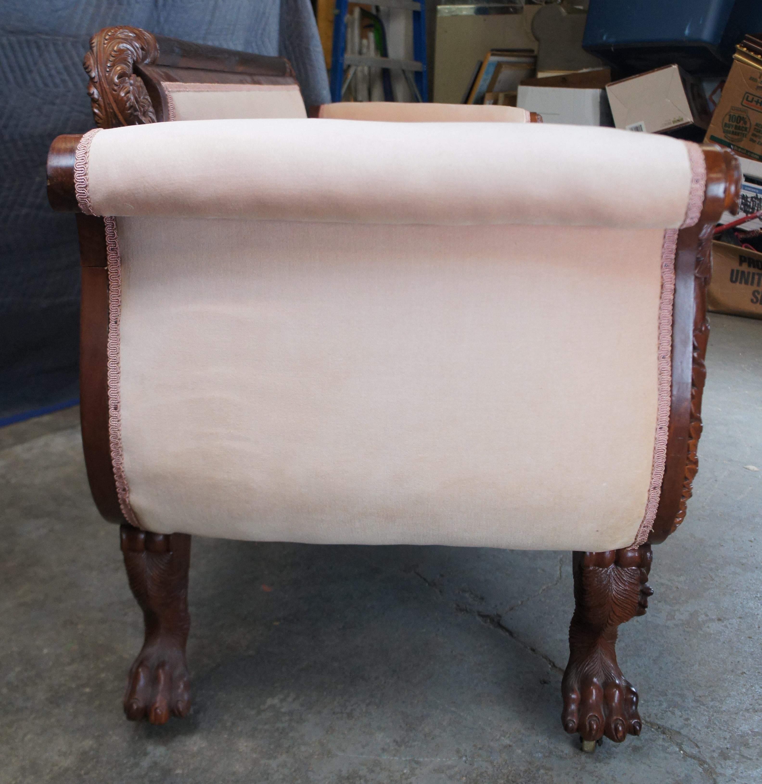 Ancien canapé de salon Empire américain du 19ème siècle en acajou flammé à pieds griffes 85 po. en vente 4