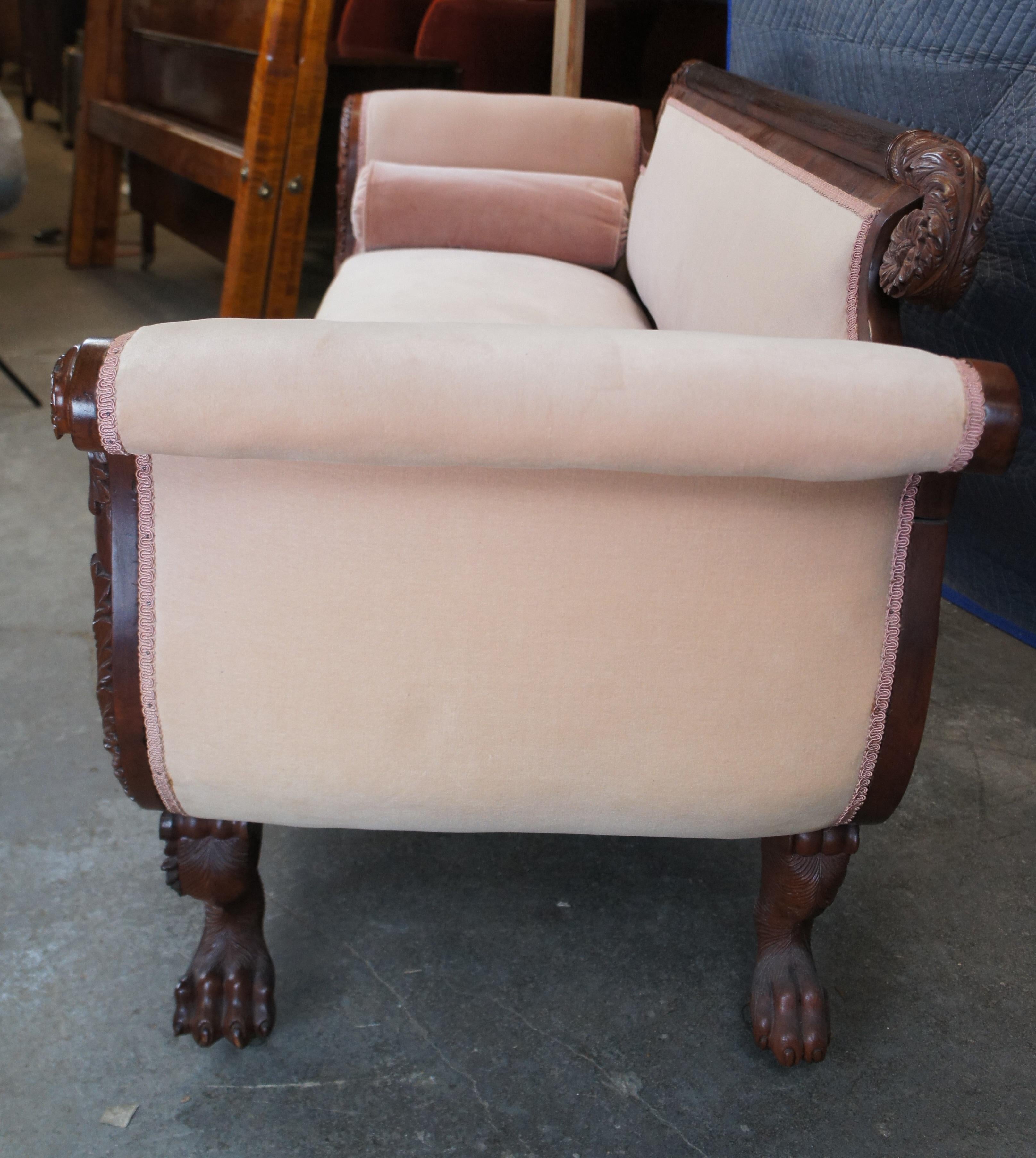 Ancien canapé de salon Empire américain du 19ème siècle en acajou flammé à pieds griffes 85 po. en vente 6
