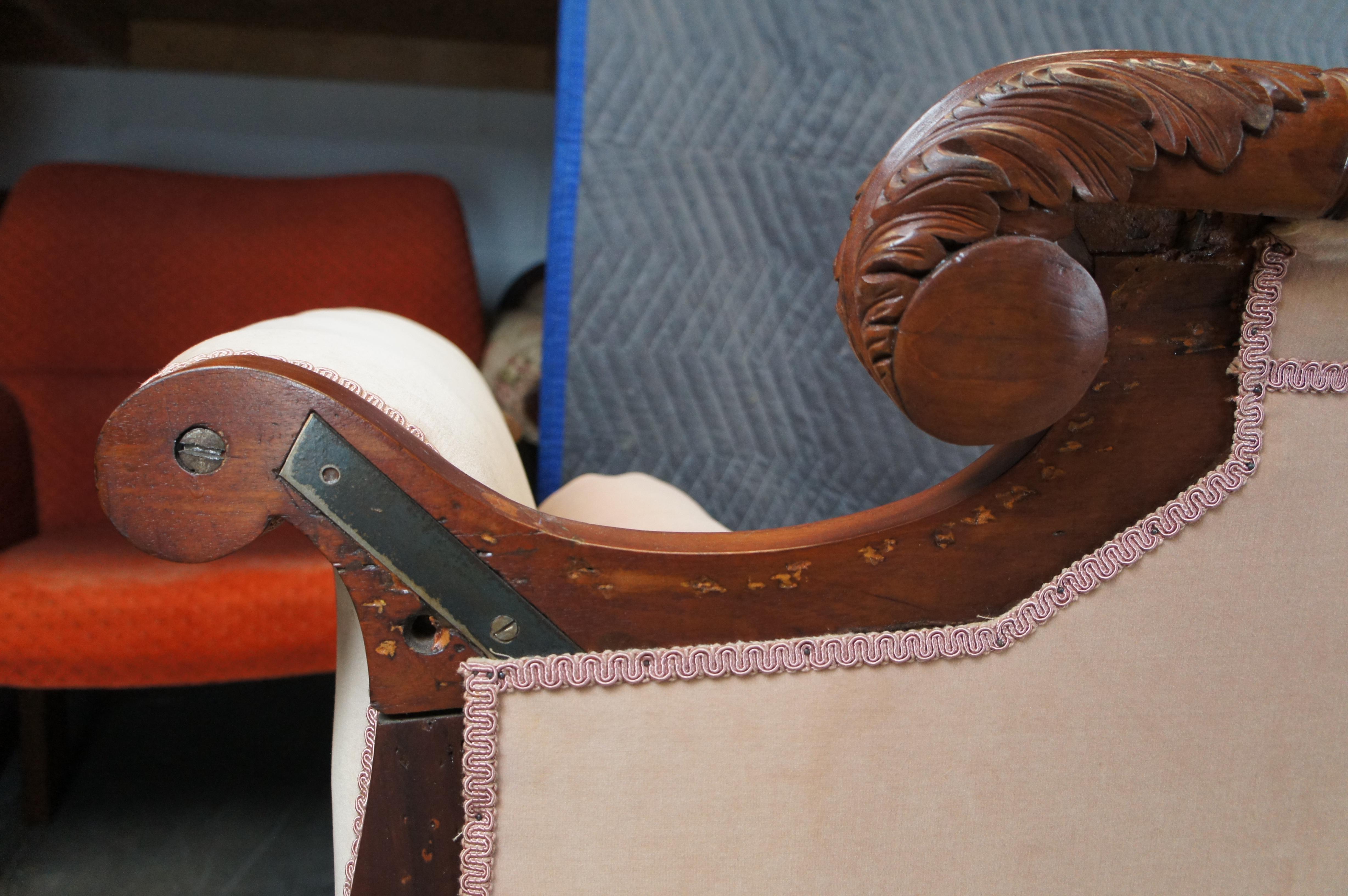 Ancien canapé de salon Empire américain du 19ème siècle en acajou flammé à pieds griffes 85 po. en vente 9