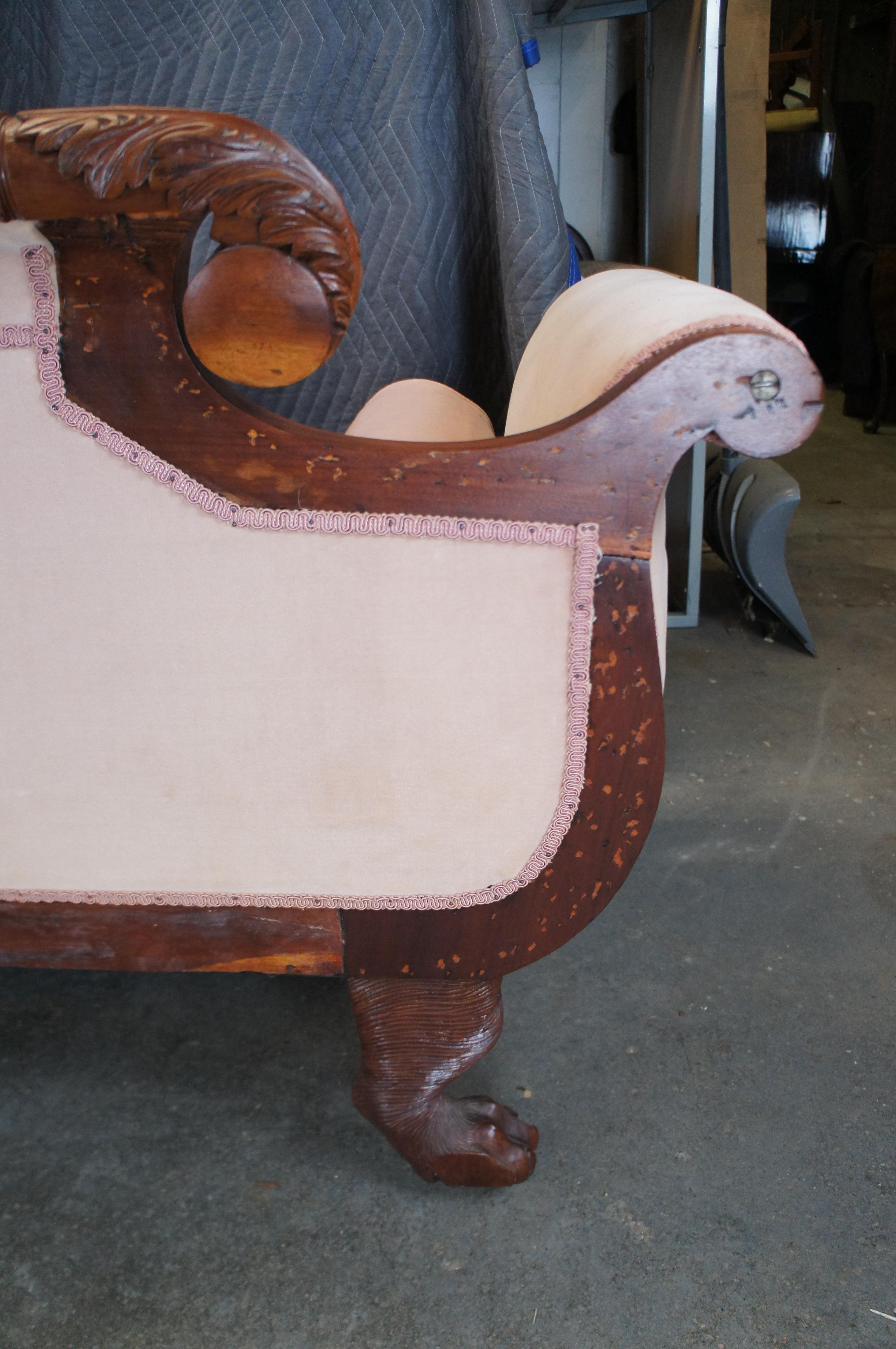 Ancien canapé de salon Empire américain du 19ème siècle en acajou flammé à pieds griffes 85 po. en vente 10