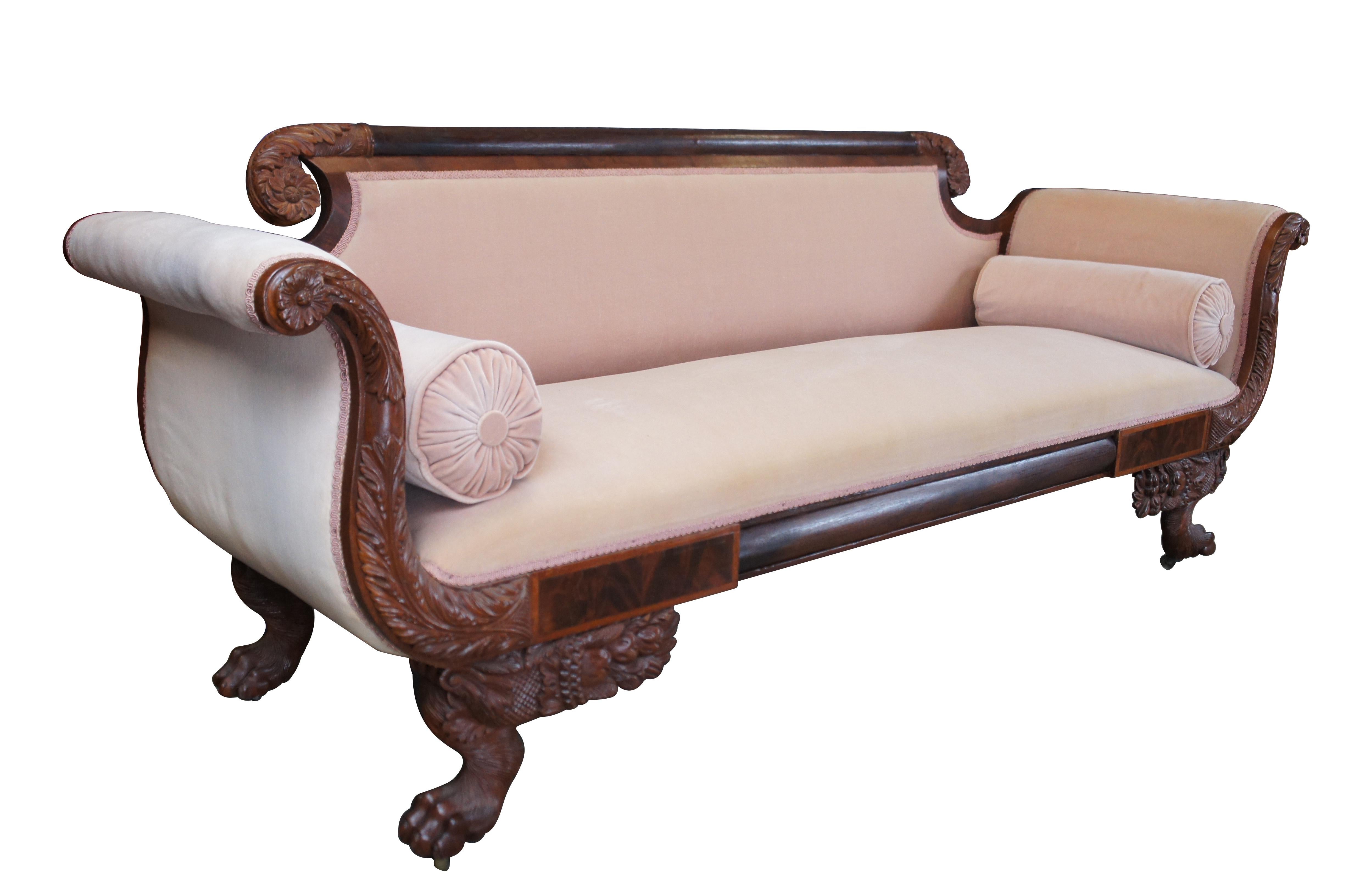 Classique américain Ancien canapé de salon Empire américain du 19ème siècle en acajou flammé à pieds griffes 85 po. en vente