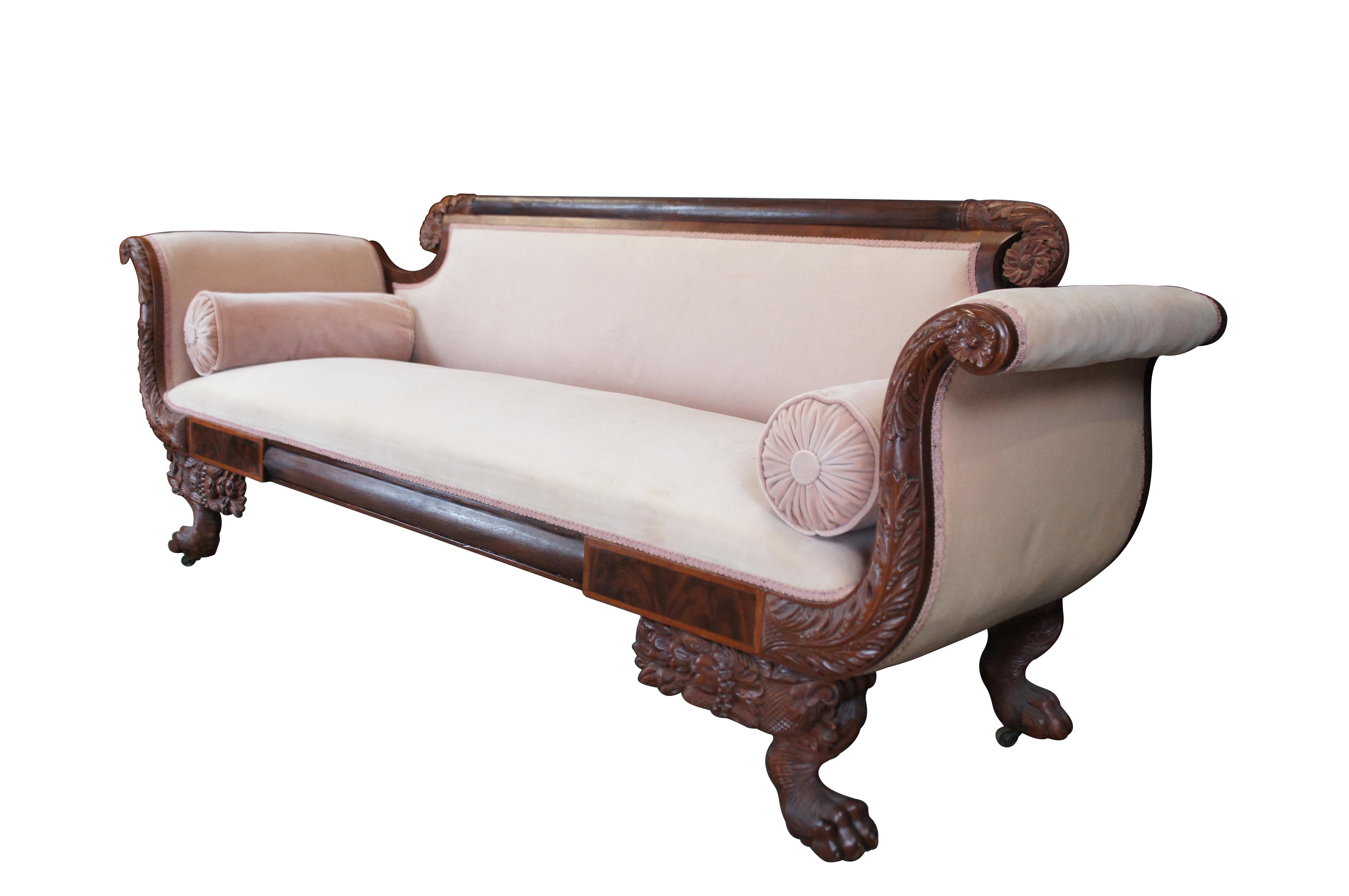Américain Ancien canapé de salon Empire américain du 19ème siècle en acajou flammé à pieds griffes 85 po. en vente