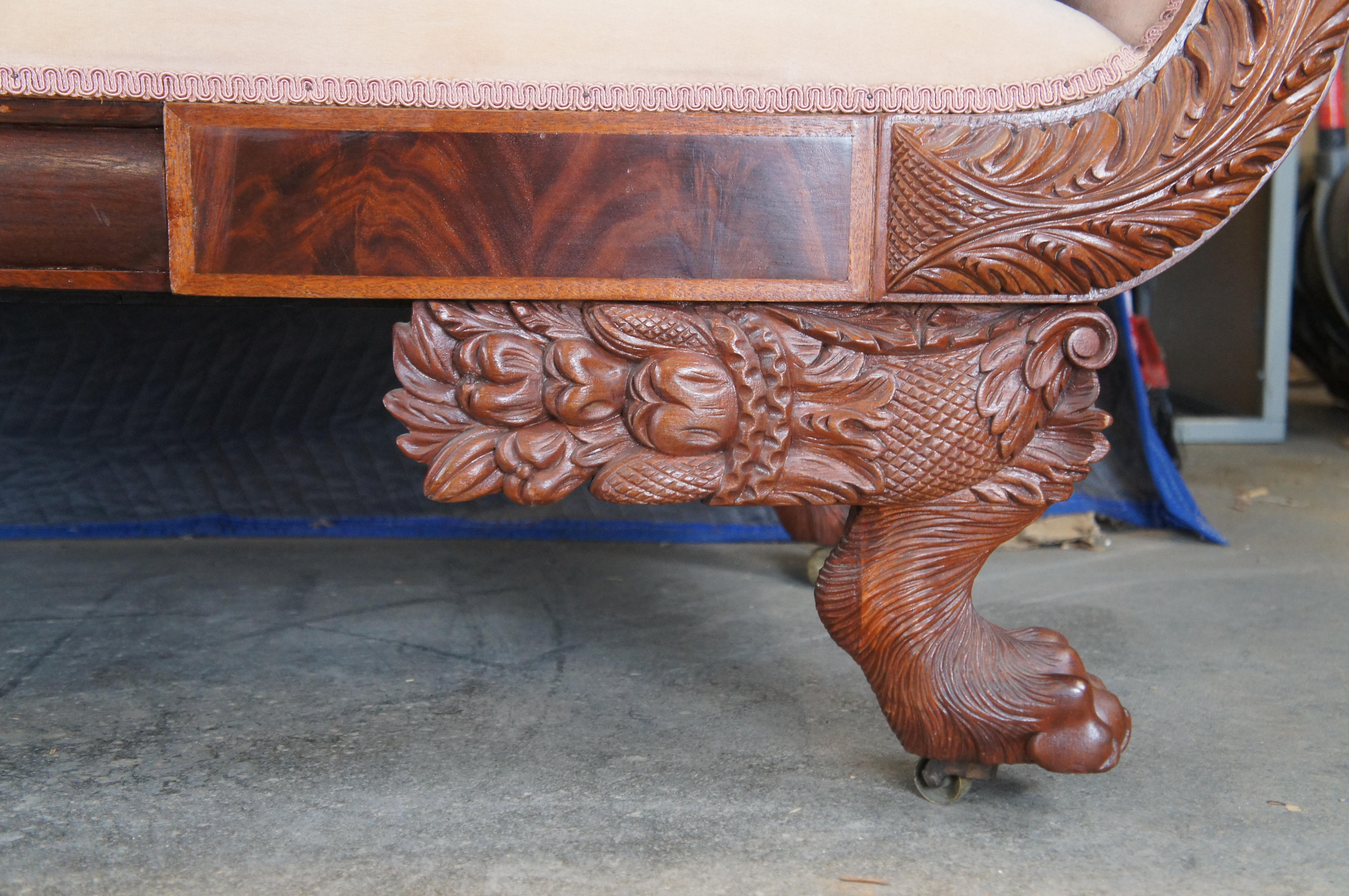 Ancien canapé de salon Empire américain du 19ème siècle en acajou flammé à pieds griffes 85 po. Bon état - En vente à Dayton, OH