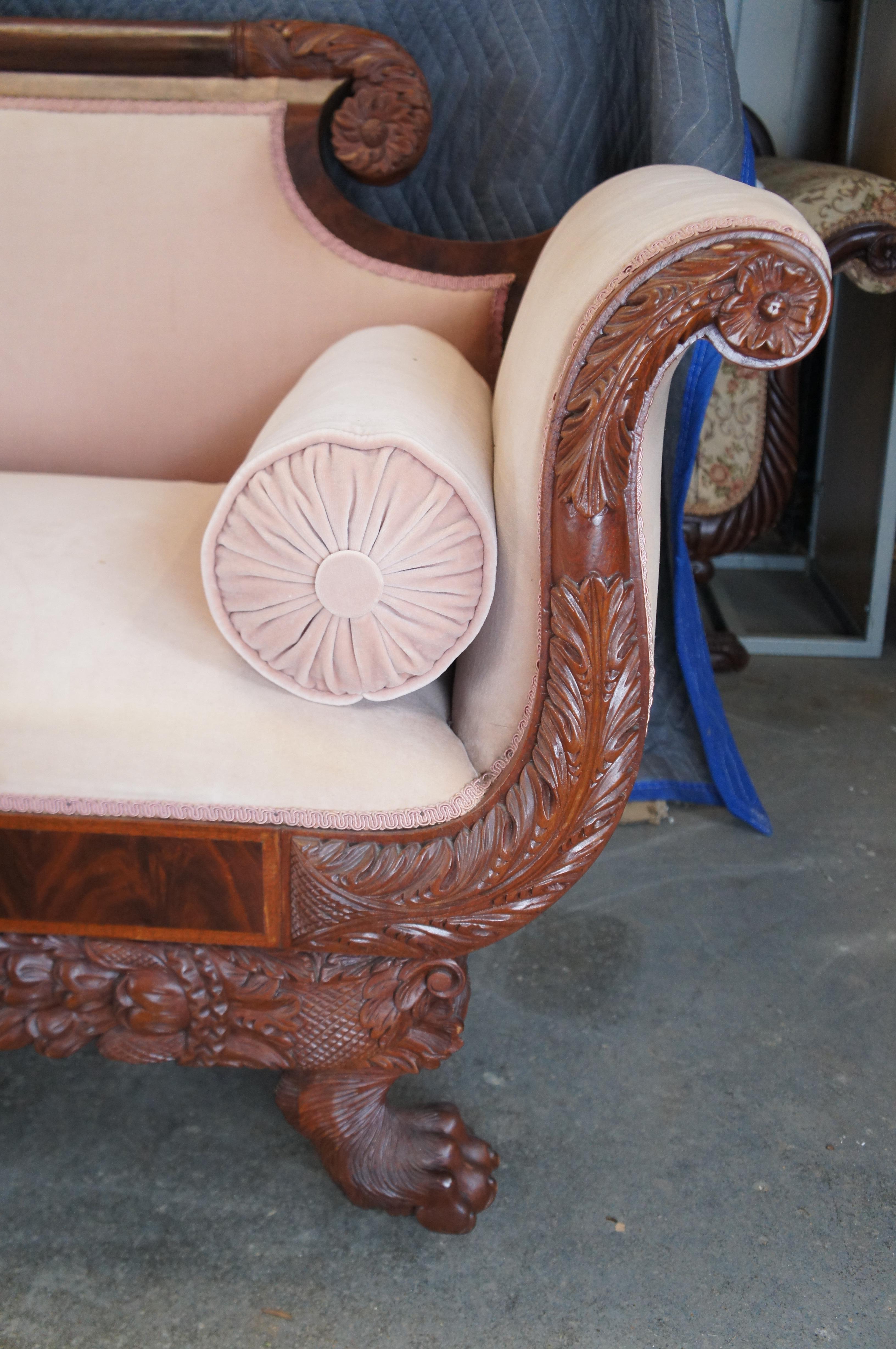 XIXe siècle Ancien canapé de salon Empire américain du 19ème siècle en acajou flammé à pieds griffes 85 po. en vente