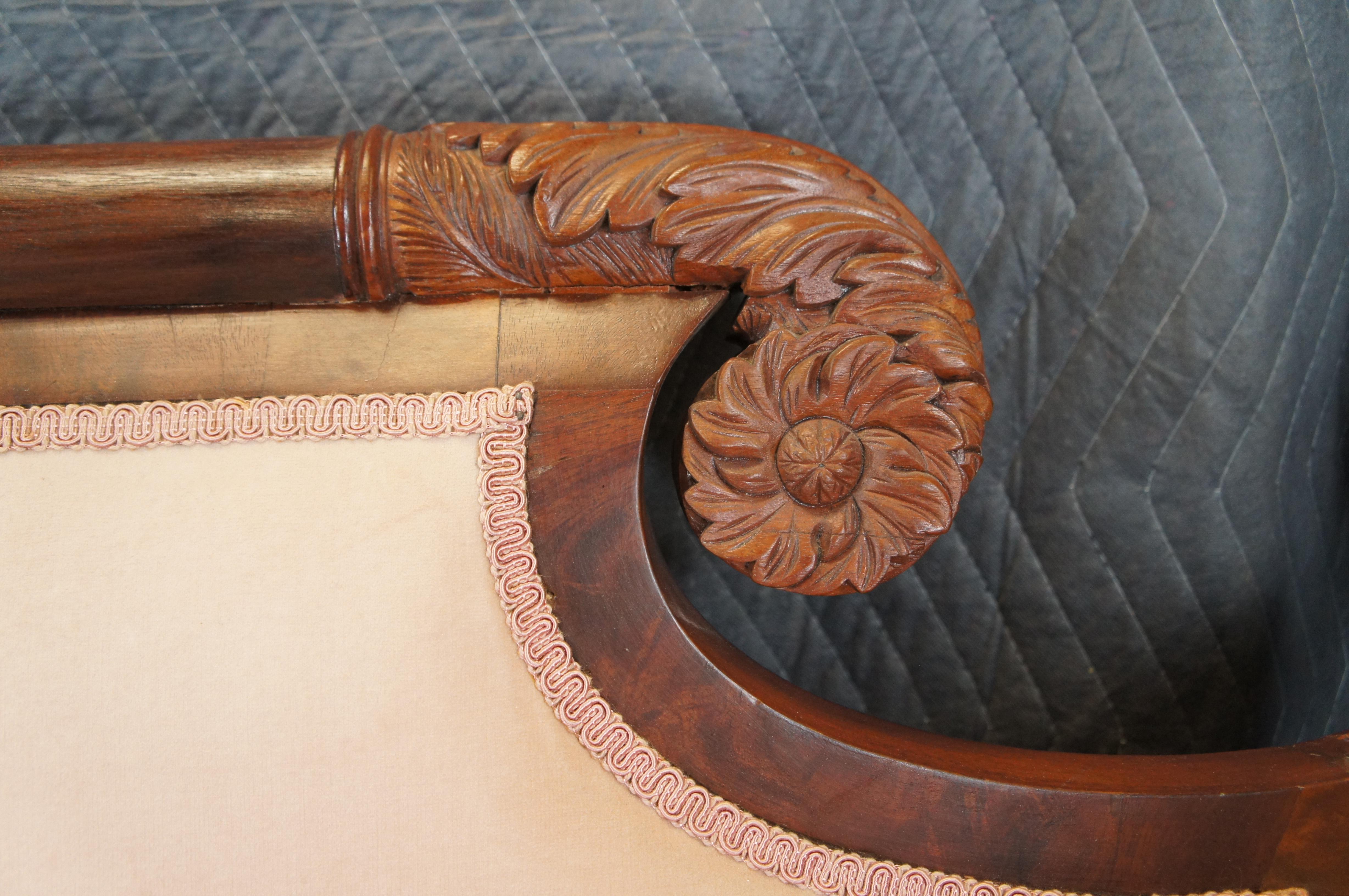 Acajou Ancien canapé de salon Empire américain du 19ème siècle en acajou flammé à pieds griffes 85 po. en vente