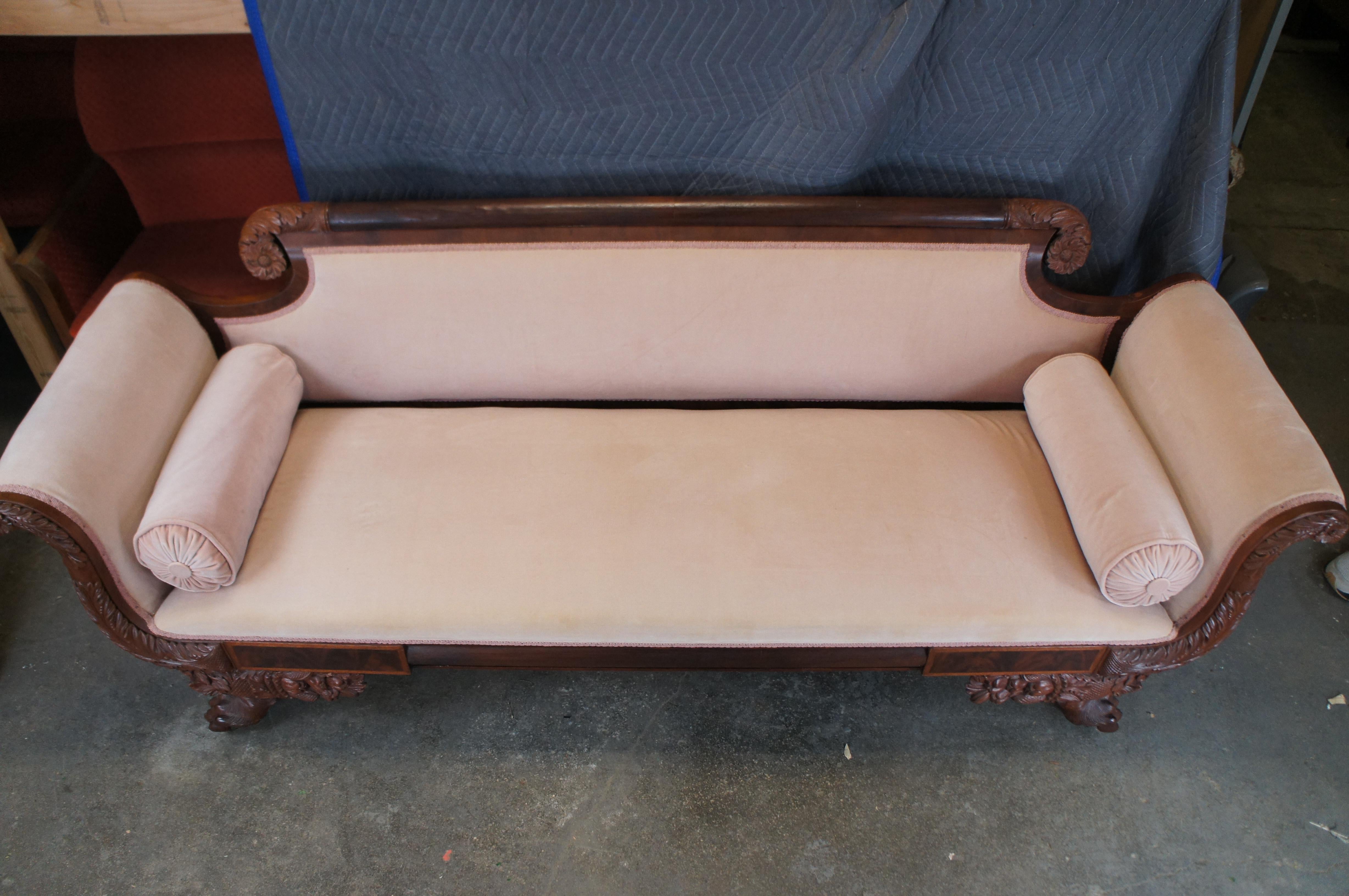 Ancien canapé de salon Empire américain du 19ème siècle en acajou flammé à pieds griffes 85 po. en vente 1