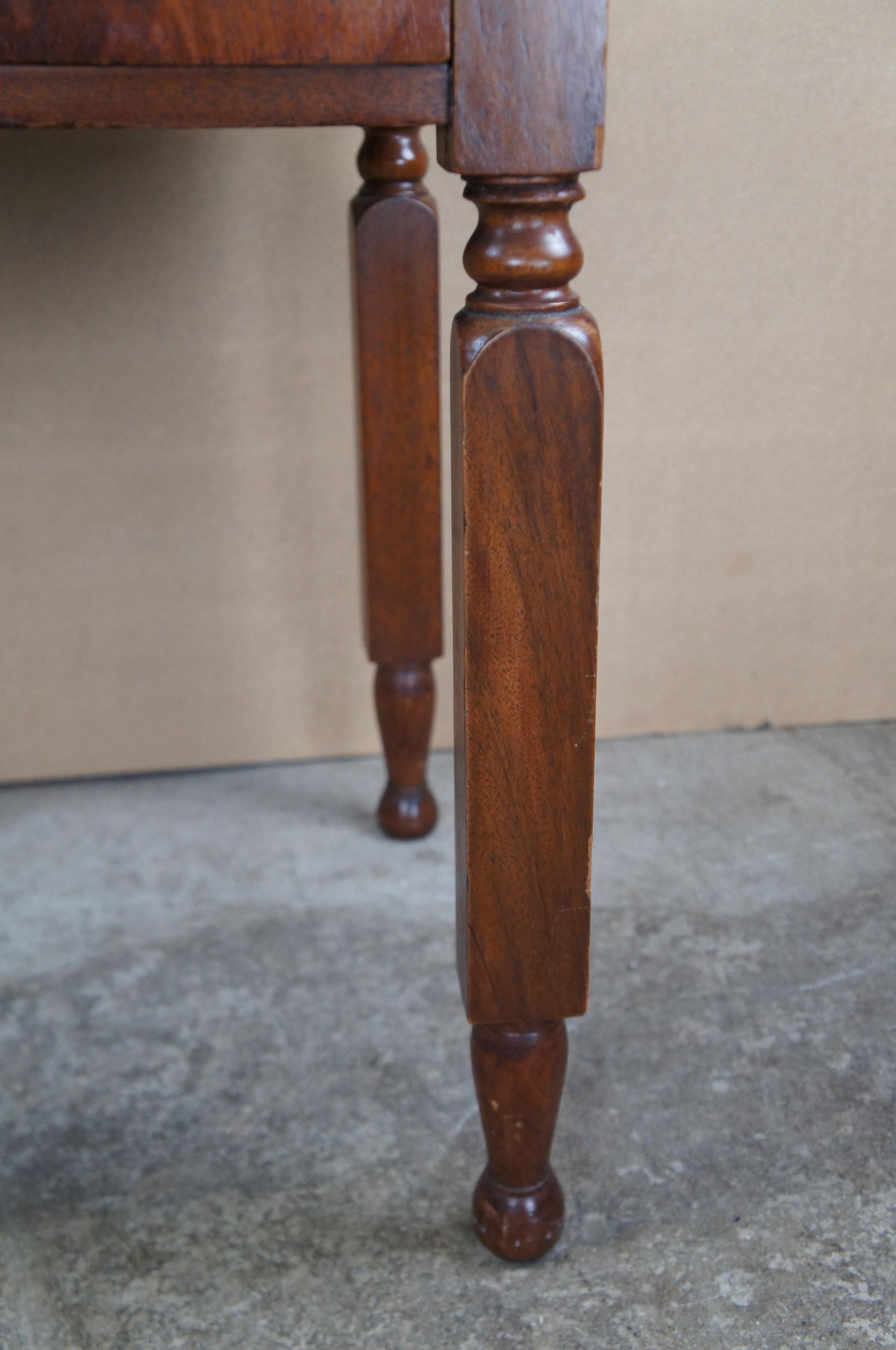 Ancienne table d'appoint à 2 tiroirs en noyer fédéral du 19e siècle Table de nuit en vente 3