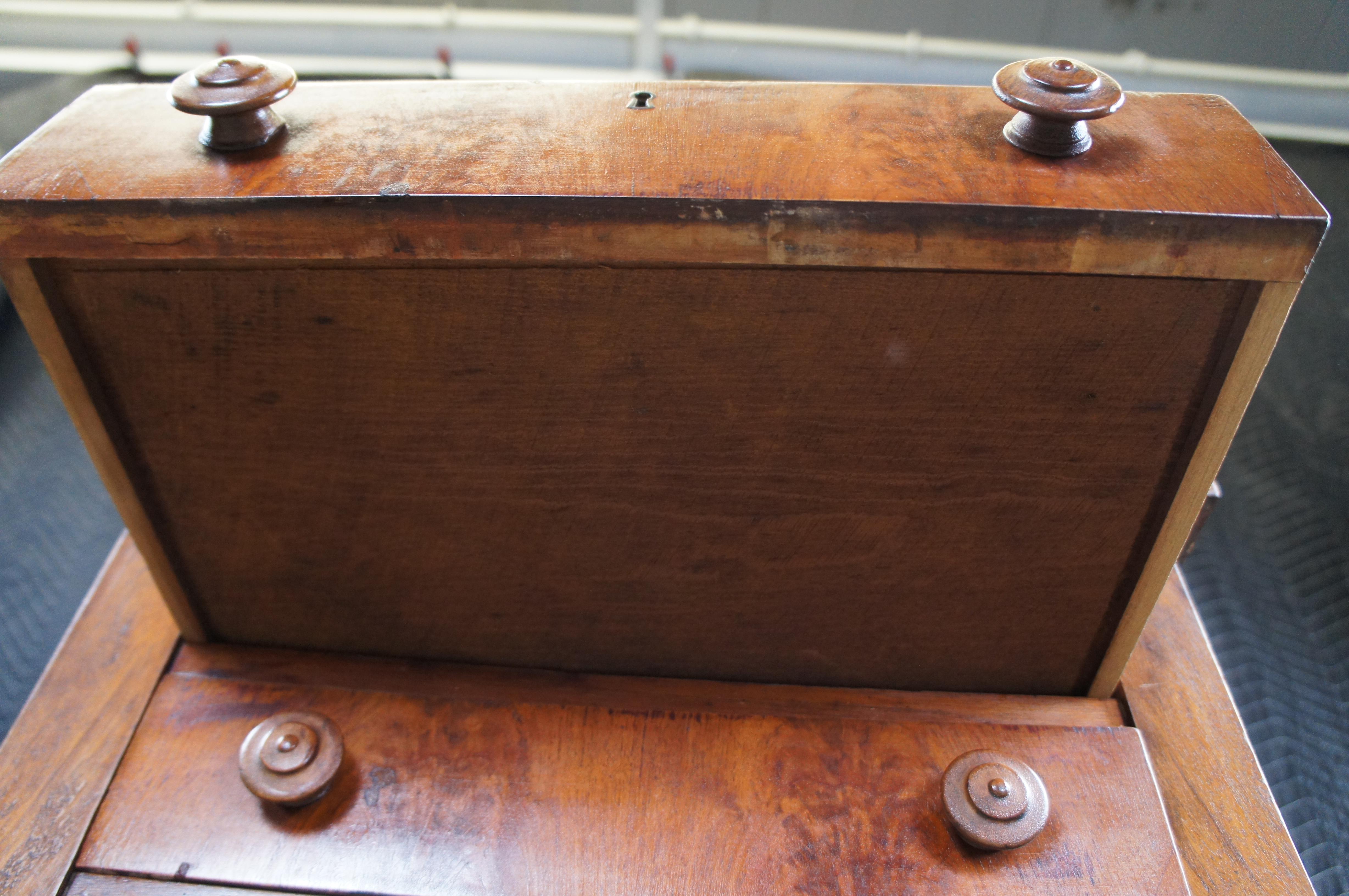 Ancienne table d'appoint à 2 tiroirs en noyer fédéral du 19e siècle Table de nuit en vente 5