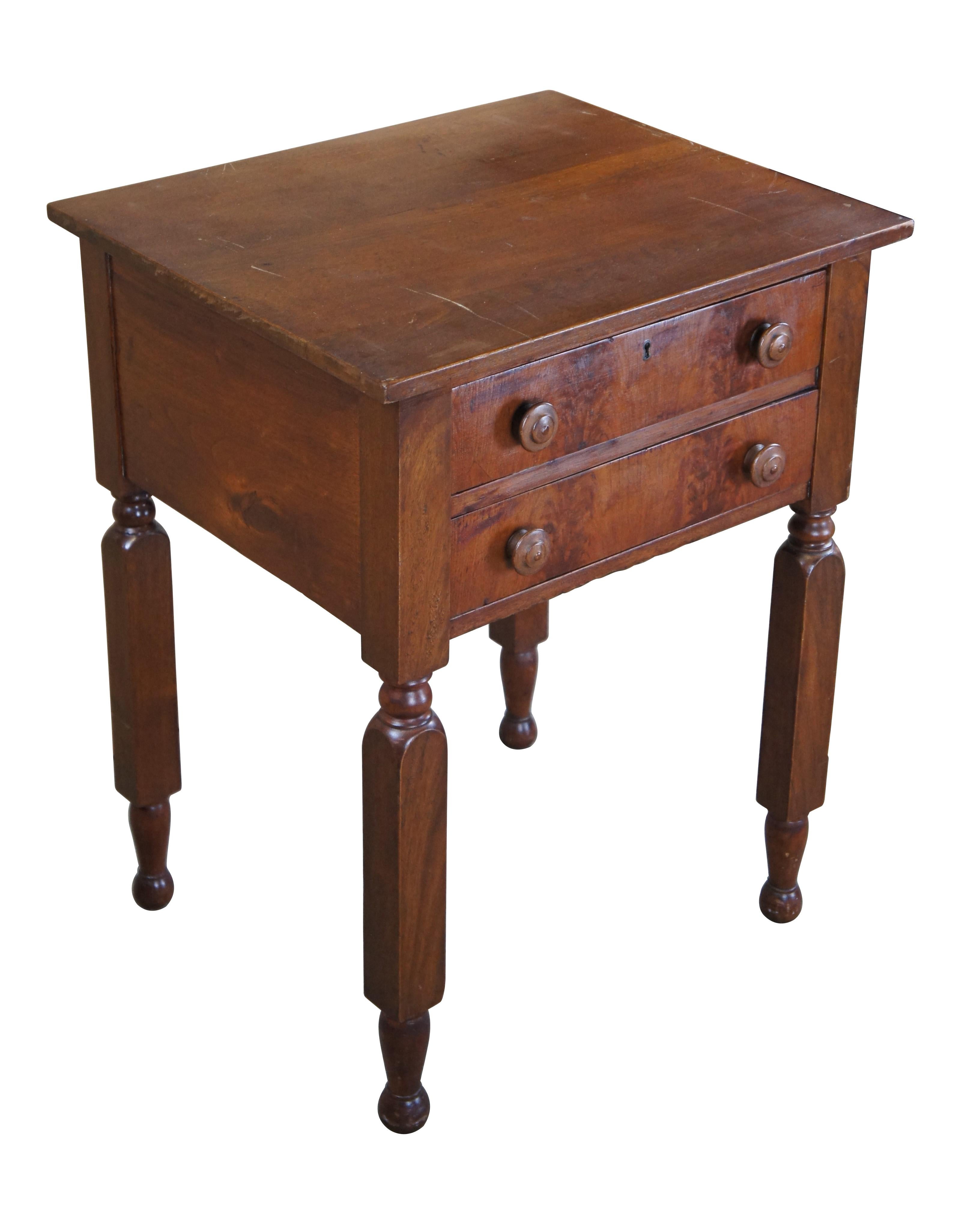 Table d'appoint ancienne de style fédéral américain.  Fabriqué en noyer avec deux tiroirs à queue d'aronde, des tirettes tournées et une façade en placage de noyer crotté.  La table est soutenue par de longs pieds carrés avec des pieds de navette. 