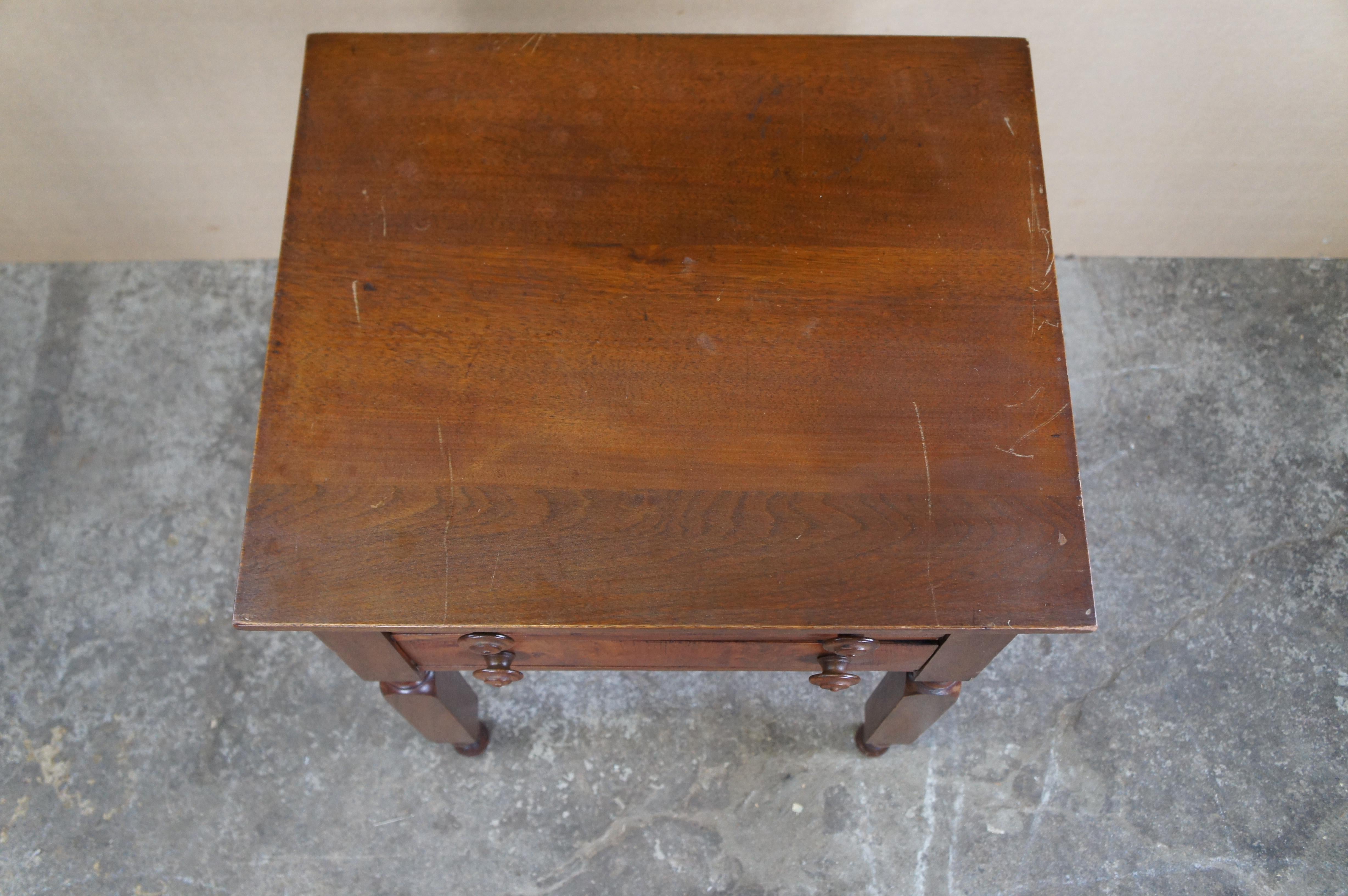 Américain Ancienne table d'appoint à 2 tiroirs en noyer fédéral du 19e siècle Table de nuit en vente