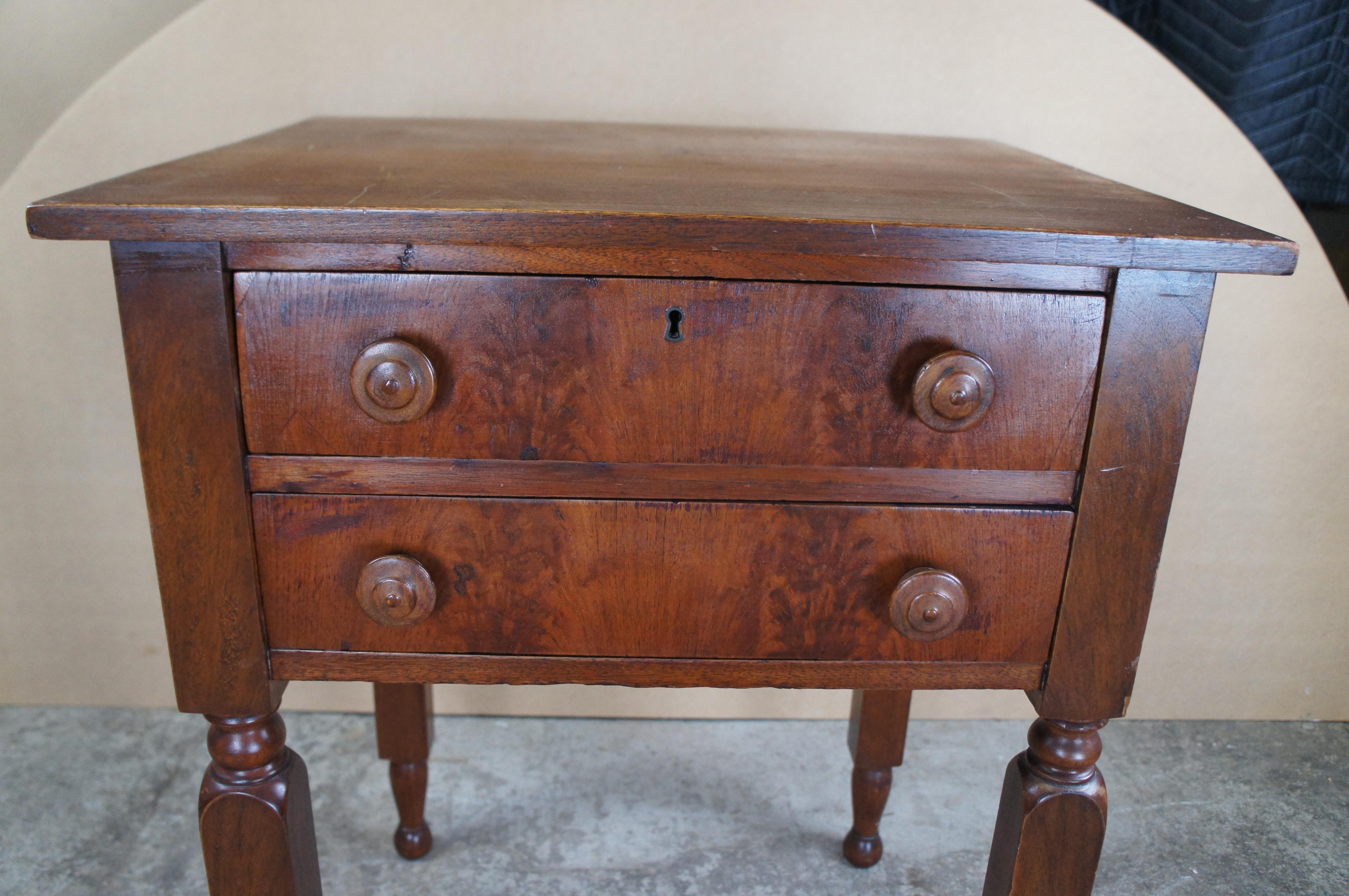 Ancienne table d'appoint à 2 tiroirs en noyer fédéral du 19e siècle Table de nuit État moyen - En vente à Dayton, OH