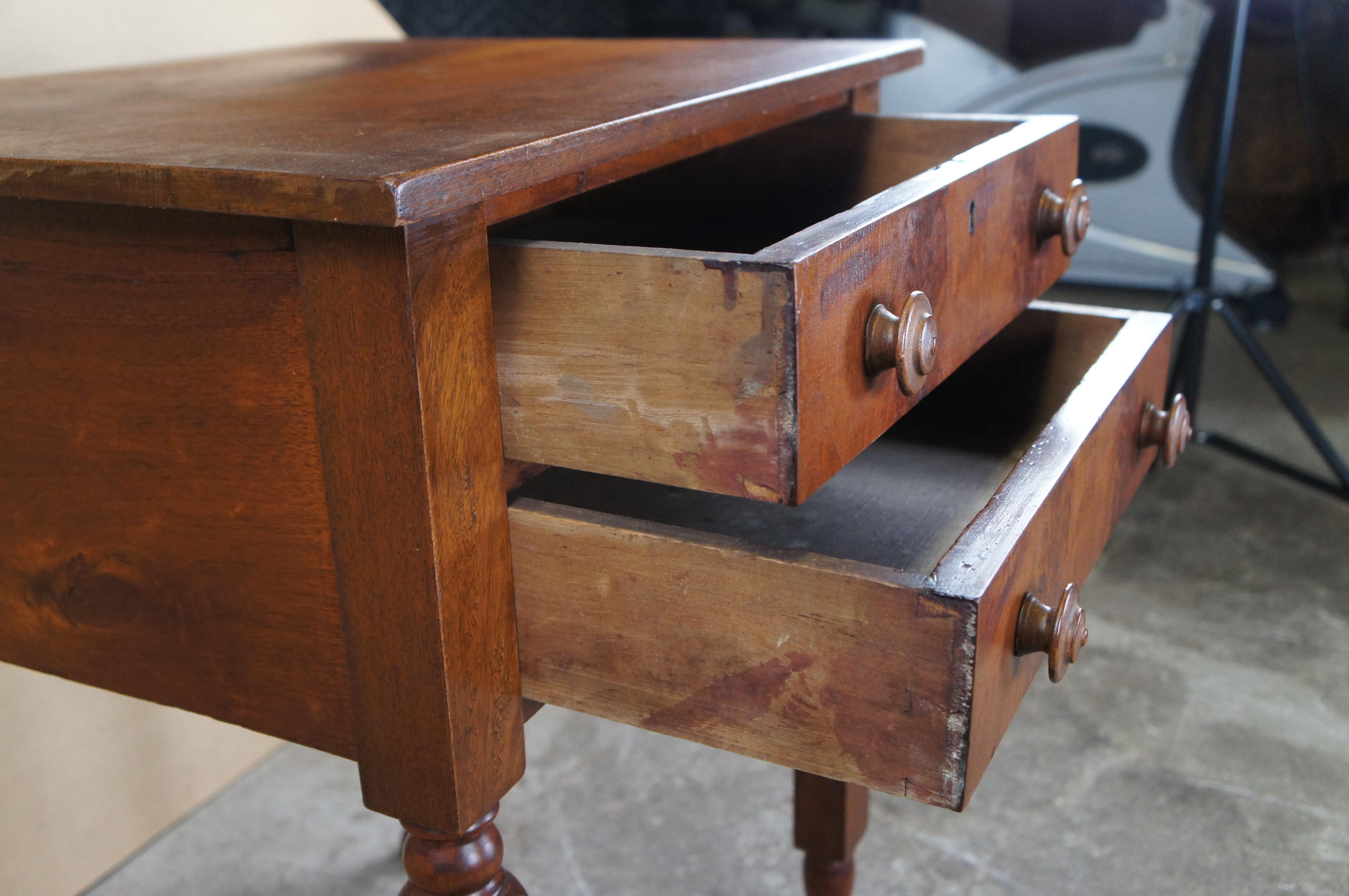 XIXe siècle Ancienne table d'appoint à 2 tiroirs en noyer fédéral du 19e siècle Table de nuit en vente