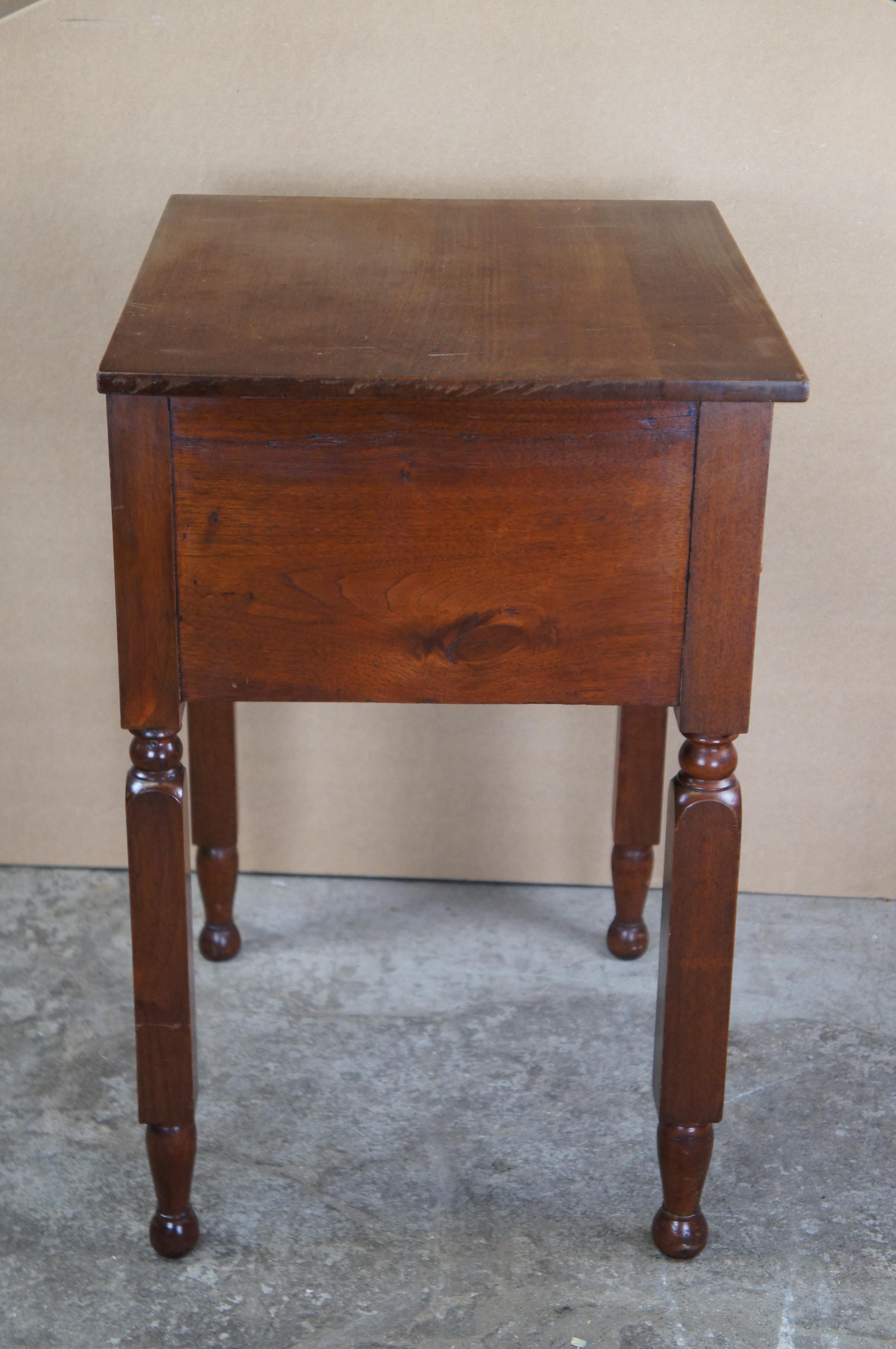 Noyer Ancienne table d'appoint à 2 tiroirs en noyer fédéral du 19e siècle Table de nuit en vente