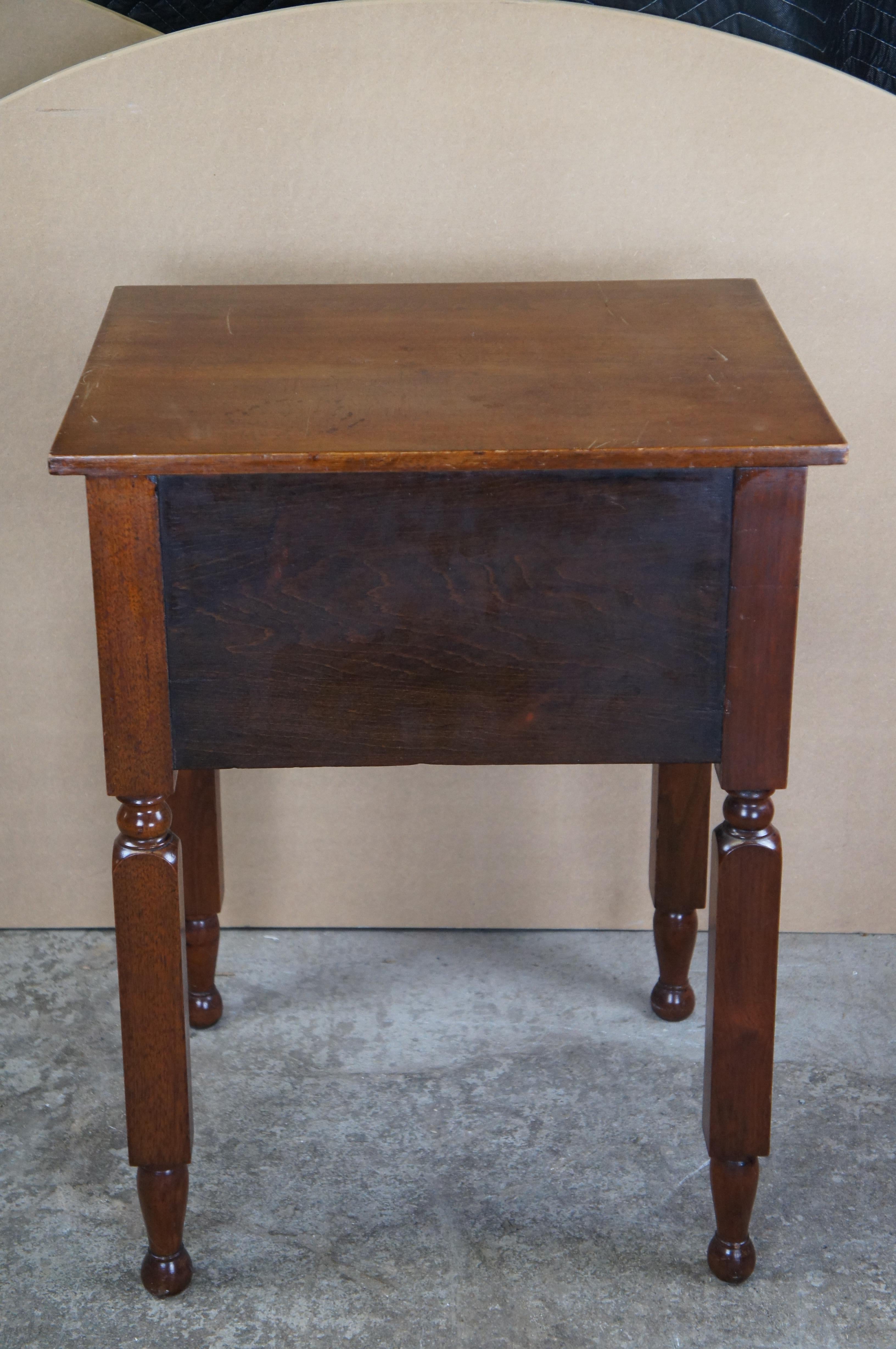 Ancienne table d'appoint à 2 tiroirs en noyer fédéral du 19e siècle Table de nuit en vente 1