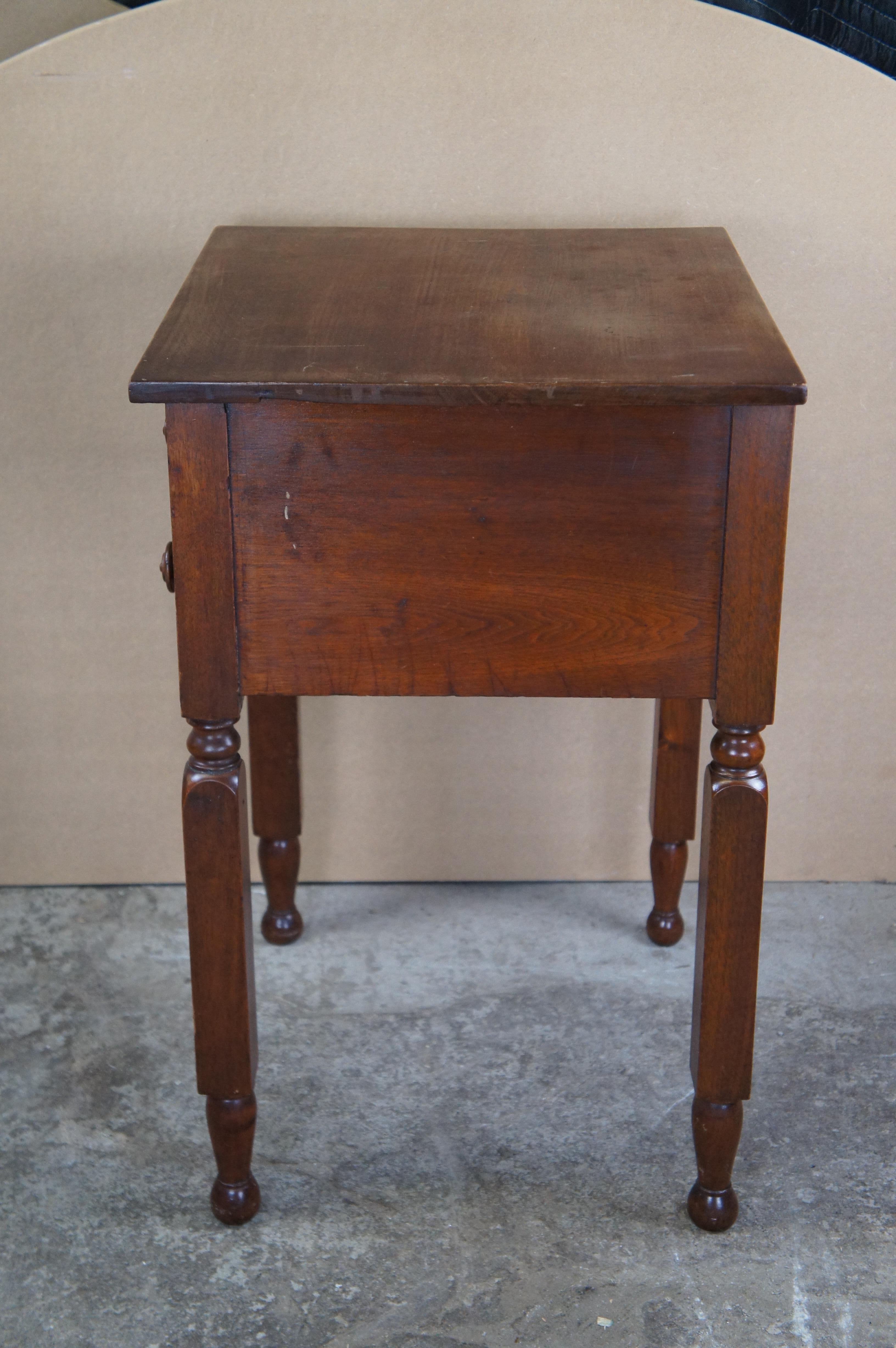 Ancienne table d'appoint à 2 tiroirs en noyer fédéral du 19e siècle Table de nuit en vente 2