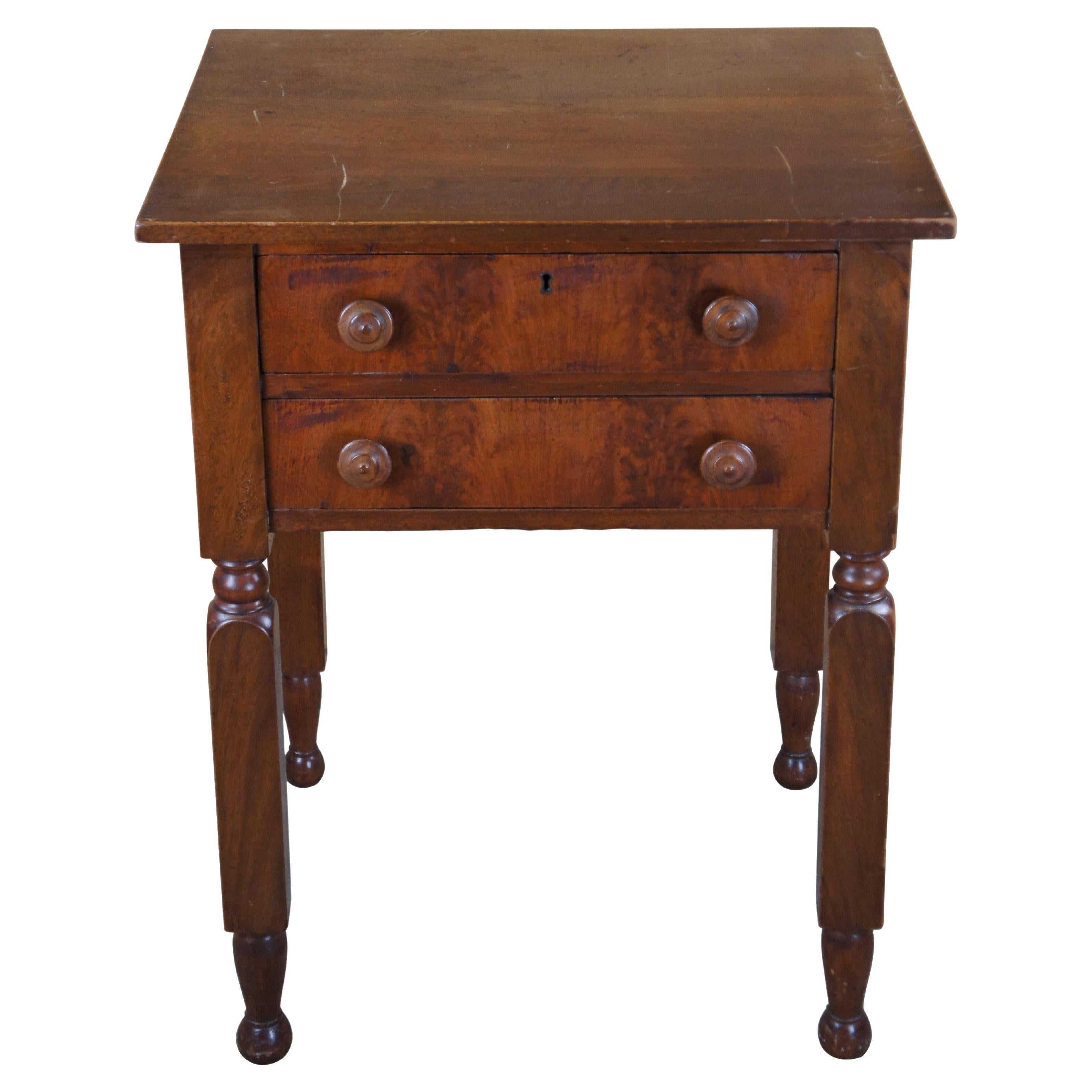 Ancienne table d'appoint à 2 tiroirs en noyer fédéral du 19e siècle Table de nuit en vente