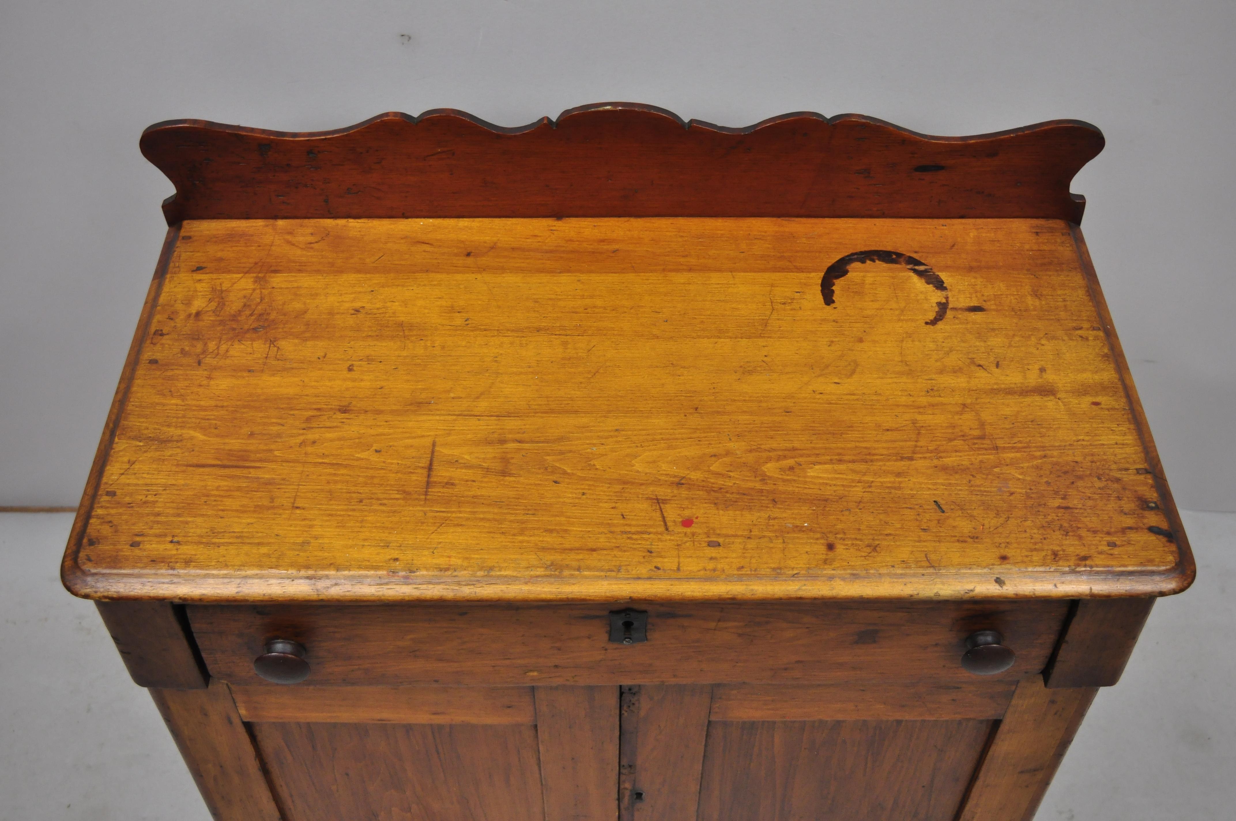 Antique 19th Century American Primitive Chestnut Washstand Nightstand Work Table In Good Condition In Philadelphia, PA