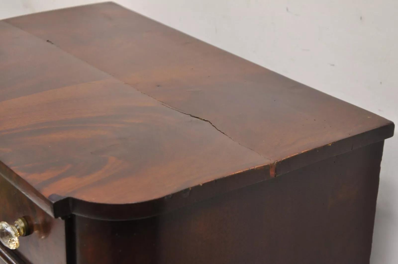 Mogano Antico gabinetto a un'anta di Sheraton americano del XIX secolo in mogano crotch in vendita