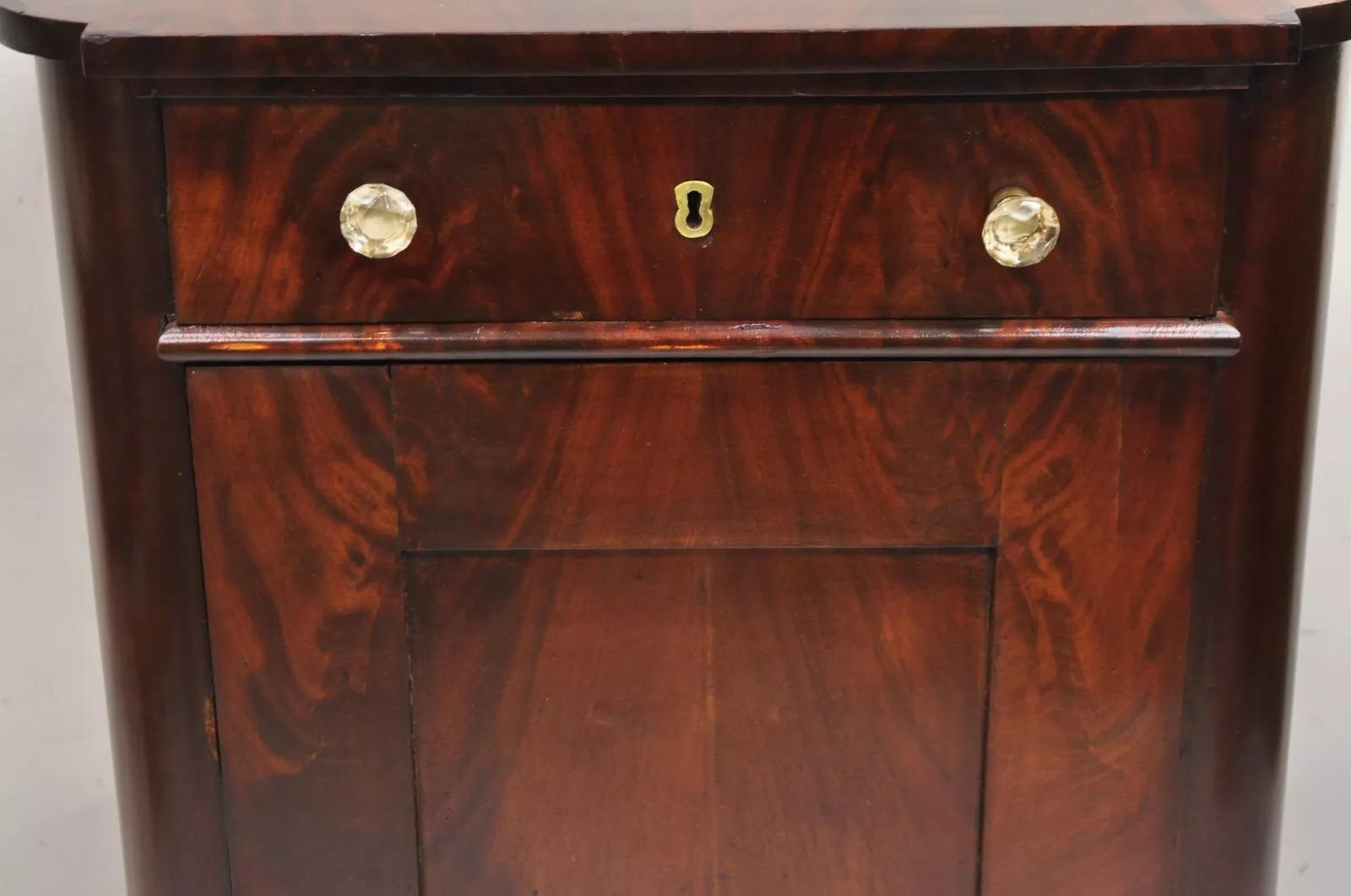 Antico gabinetto a un'anta di Sheraton americano del XIX secolo in mogano crotch in vendita 2
