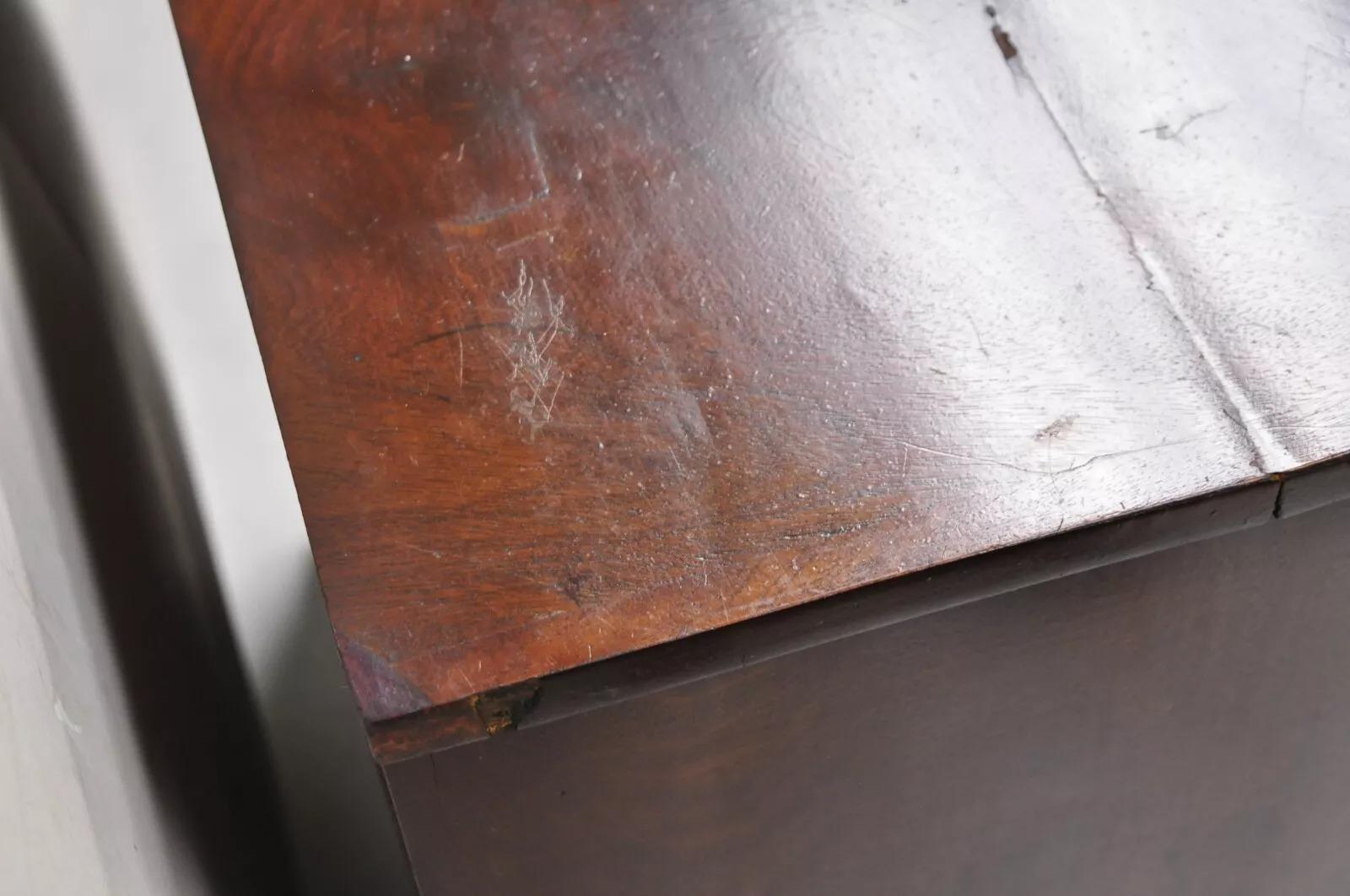 Antico gabinetto a un'anta di Sheraton americano del XIX secolo in mogano crotch in vendita 4