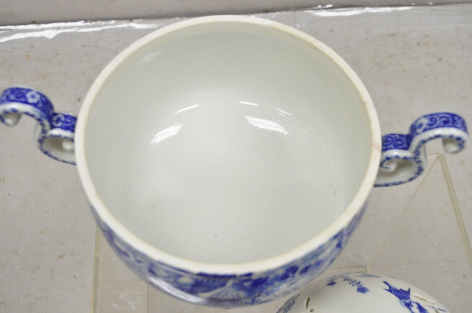 Brûleur d'encens ancien du 19ème siècle en porcelaine chinoise bleue et blanche sur pied en vente 5