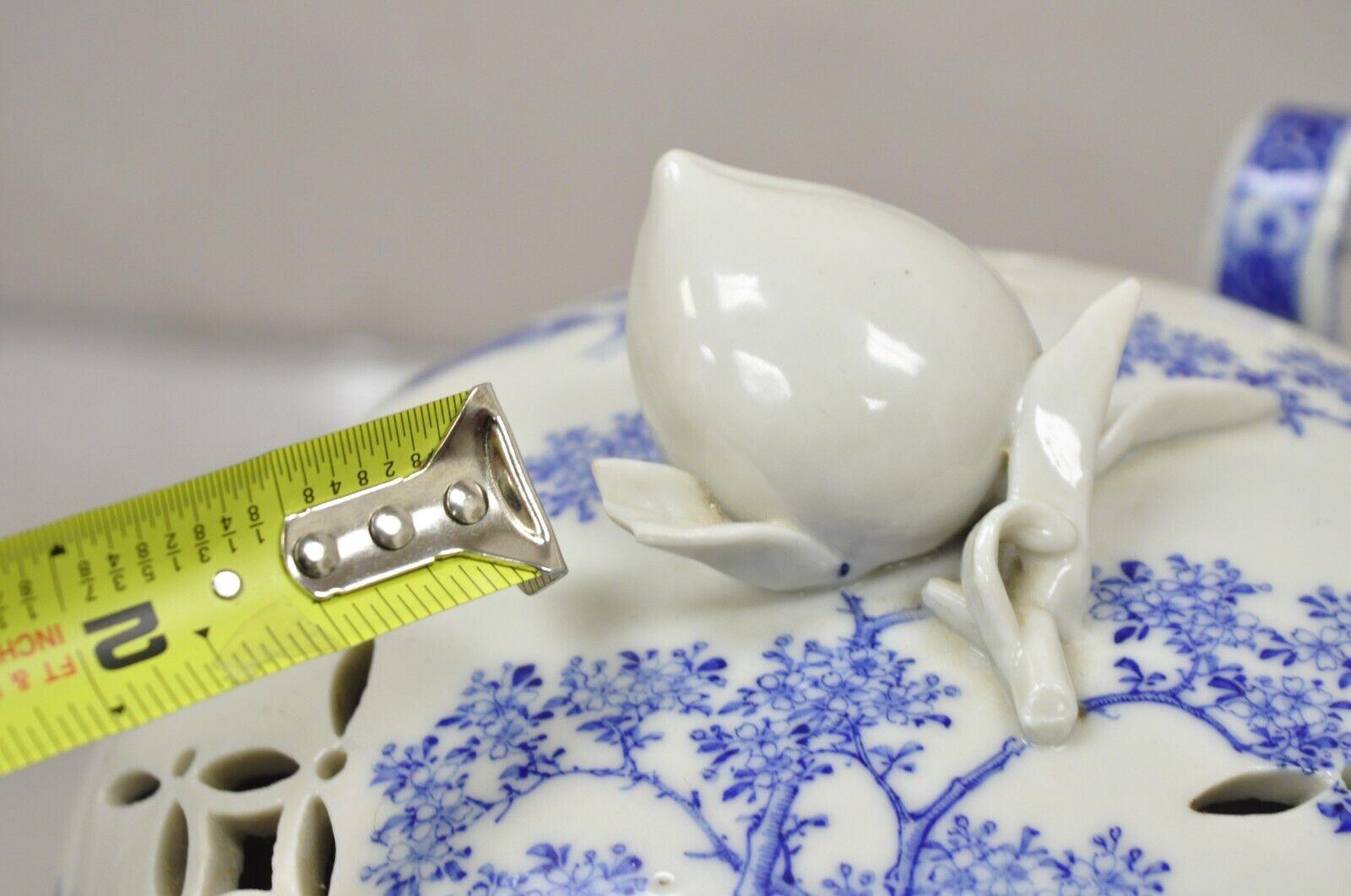 Porcelaine Brûleur d'encens ancien du 19ème siècle en porcelaine chinoise bleue et blanche sur pied en vente