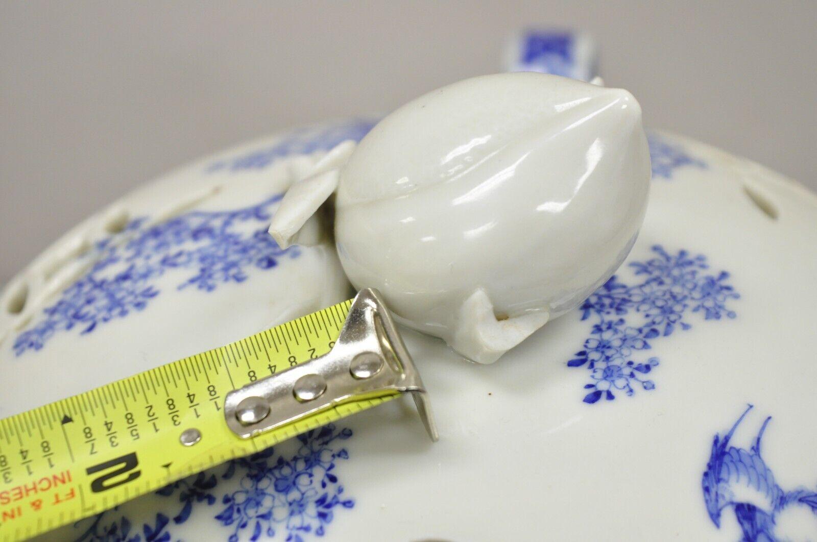 Brûleur d'encens ancien du 19ème siècle en porcelaine chinoise bleue et blanche sur pied en vente 1