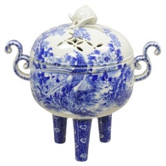 Brûleur d'encens ancien du 19ème siècle en porcelaine chinoise bleue et blanche sur pied